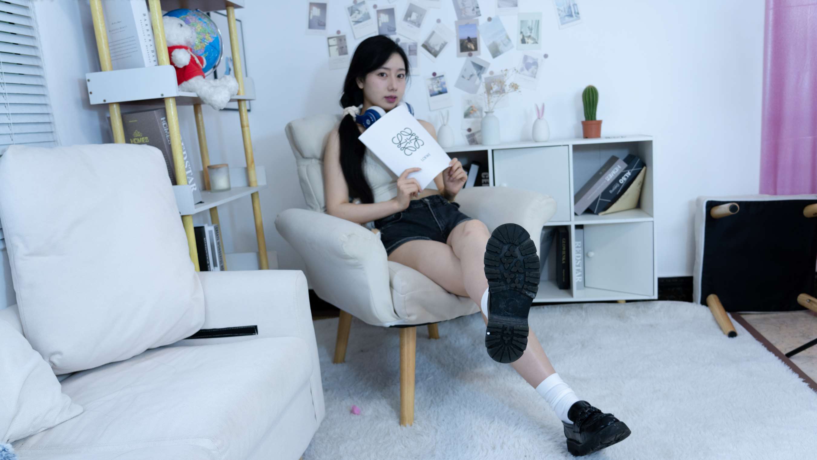 《鱼鱼-皮鞋白棉袜の裸足》作品图