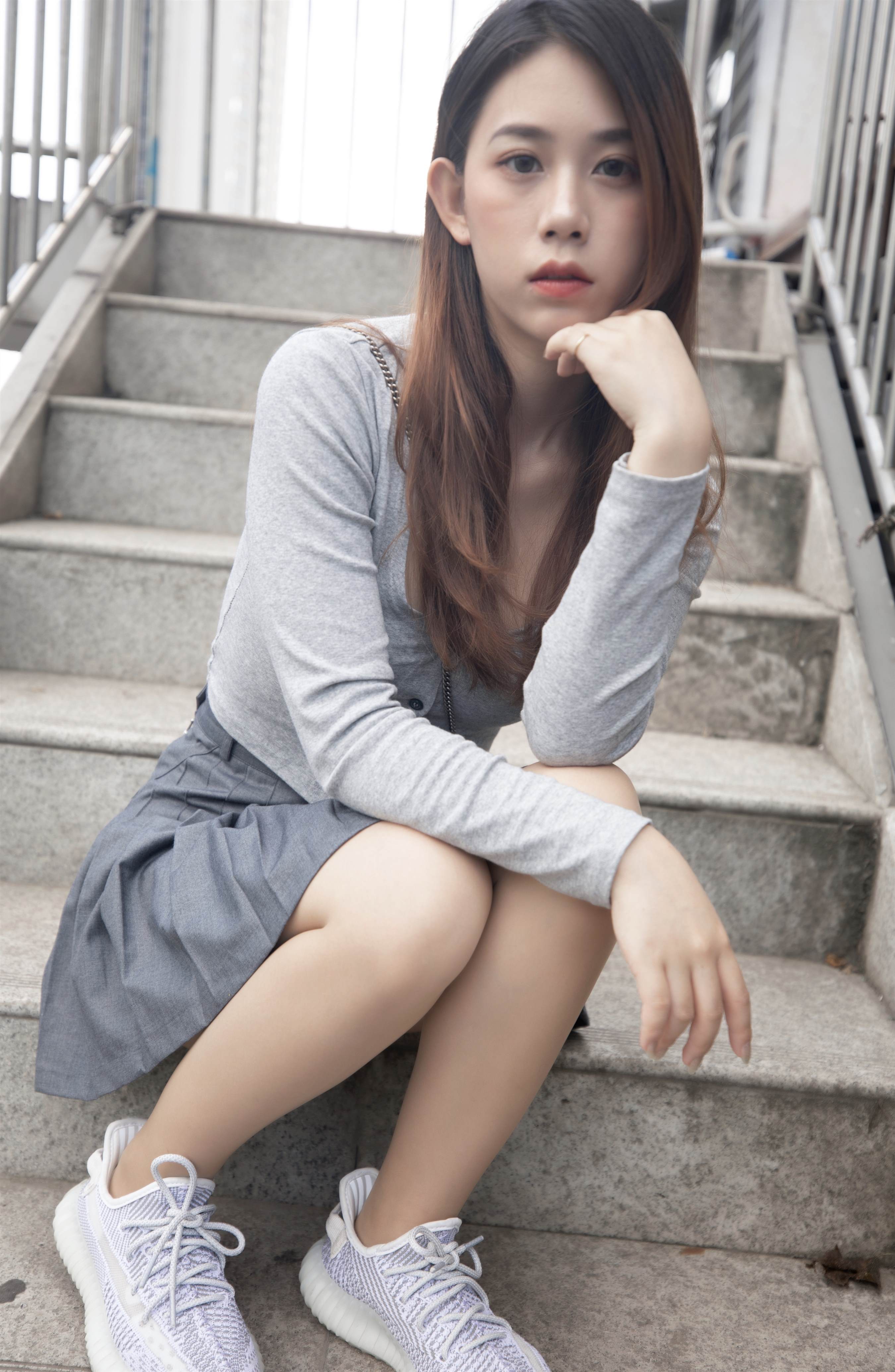 《少女的运动鞋の丝袜脚》作品图