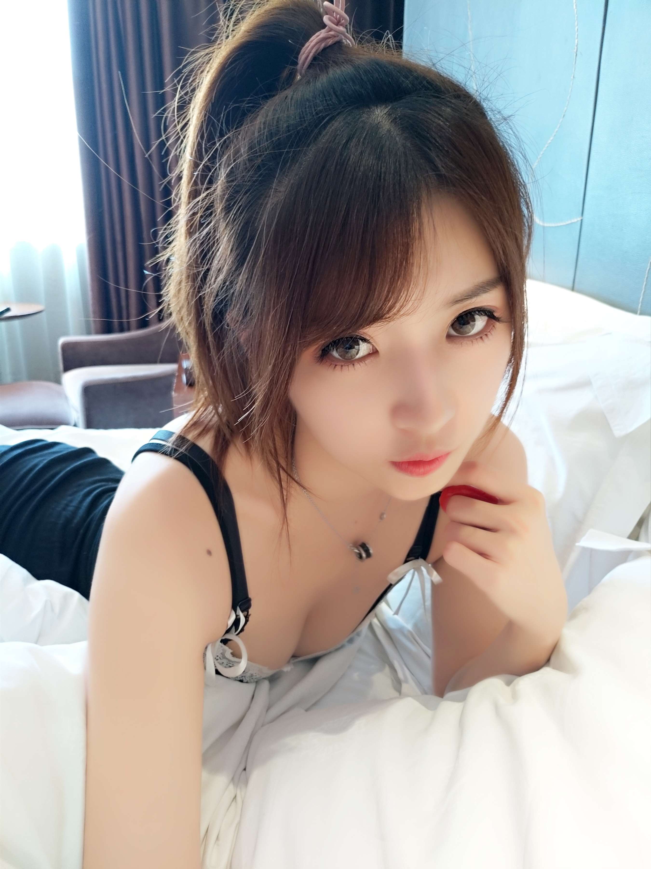 《小女巫露娜 黑色吊带裙》作品图