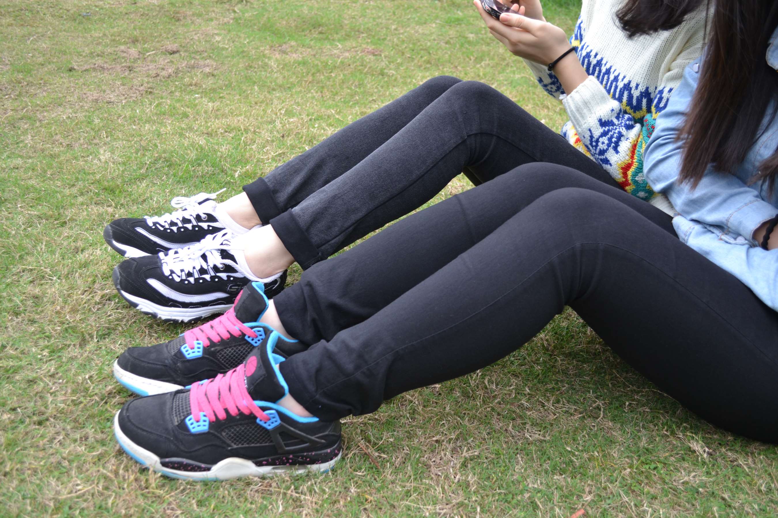 《三学妹草地长腿秀》作品图