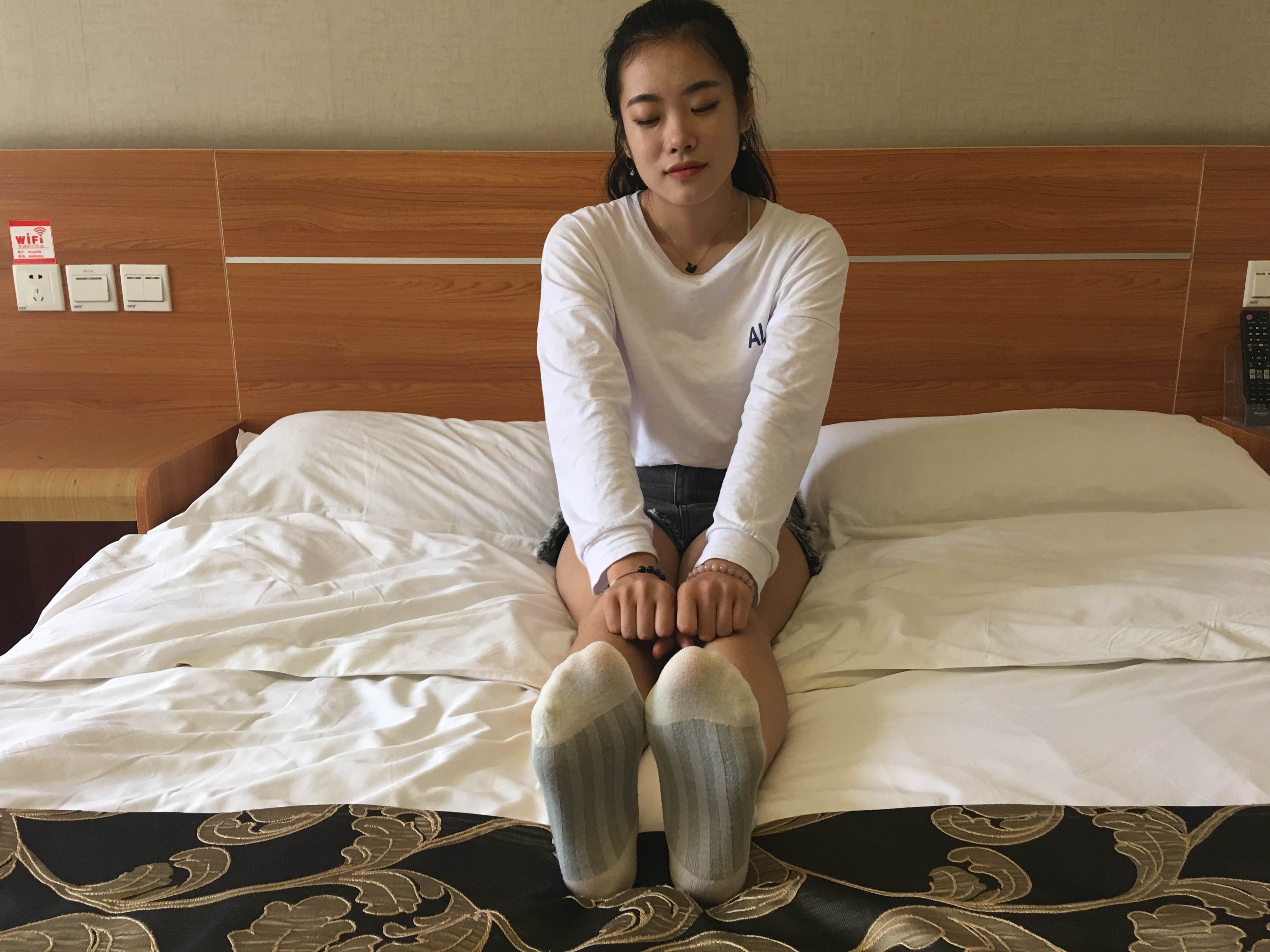 《旅馆越拍学妹棉袜脚丫》作品图