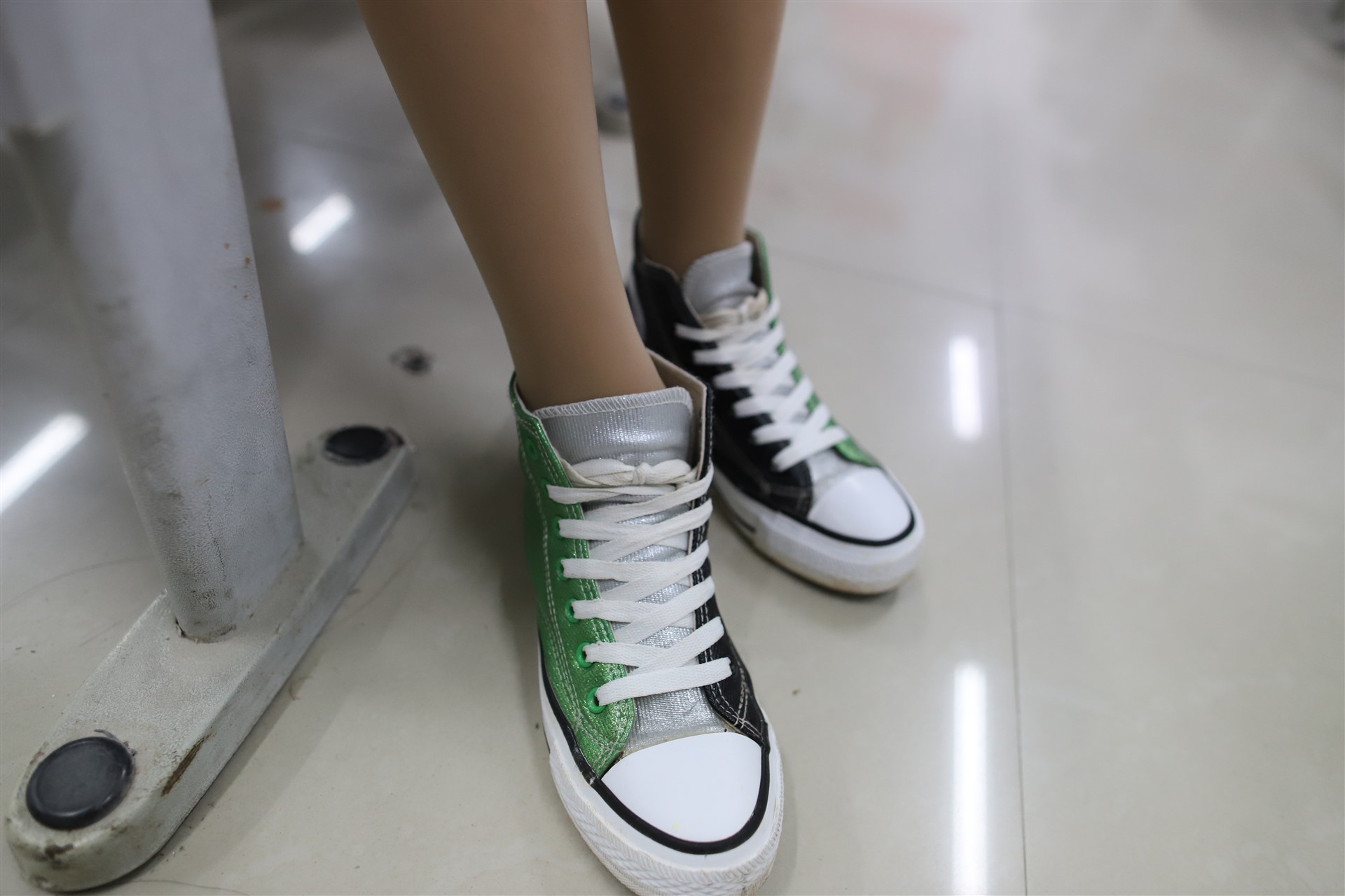 《黑裙帆布鞋の丝袜脚丫》作品图