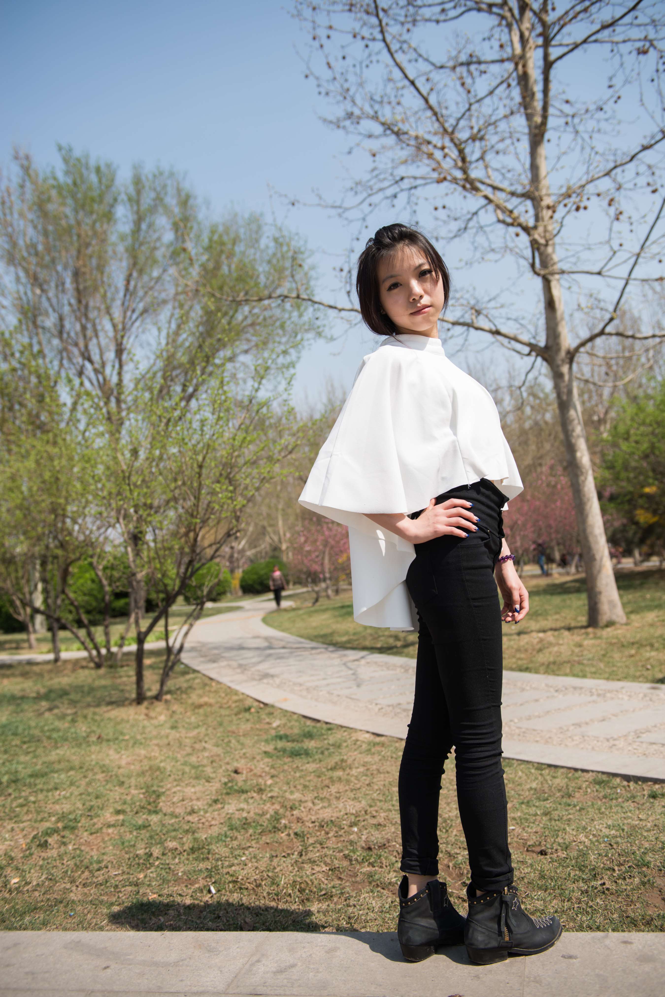 《学姐公园板凳上的嫩足》作品图