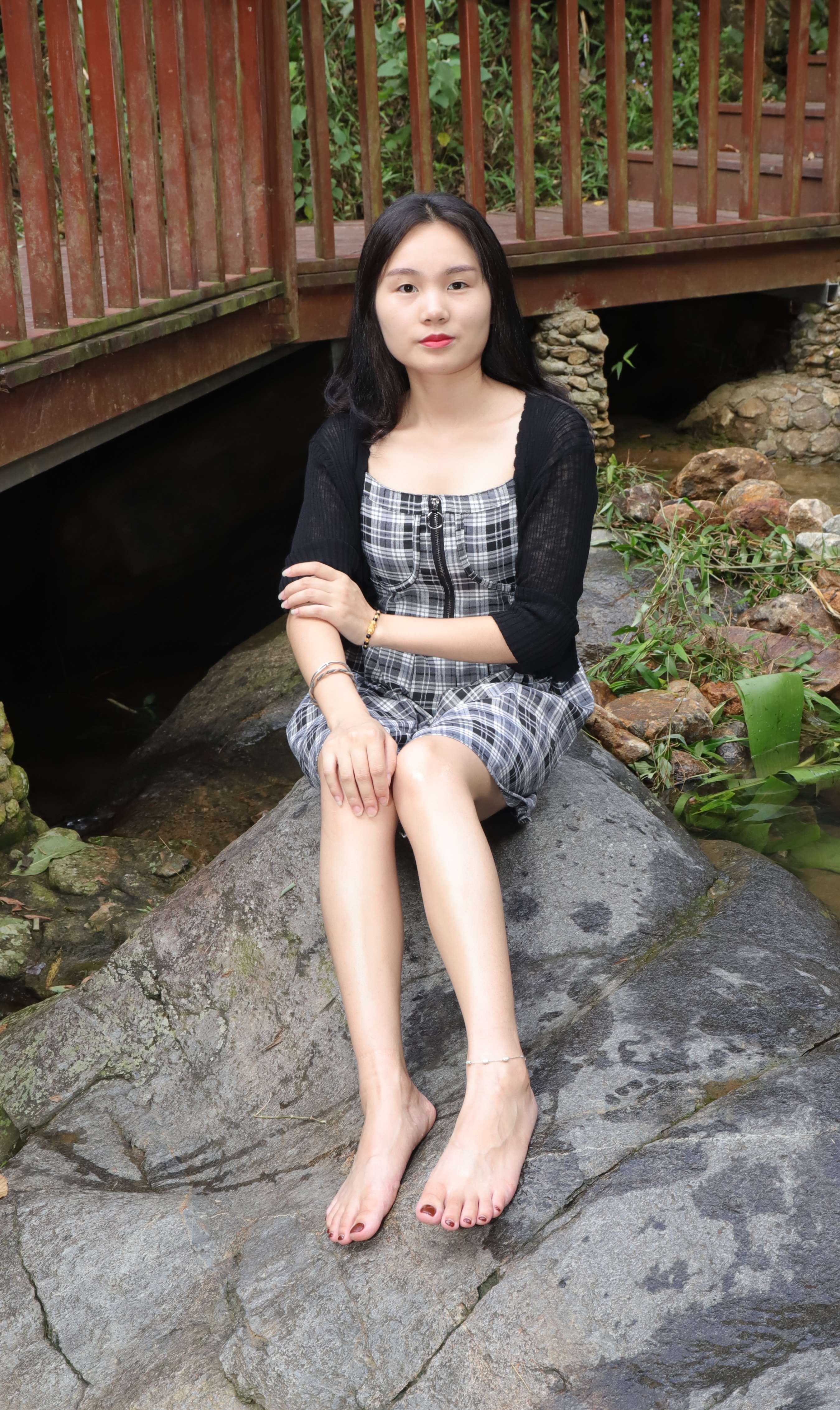 《彩铃山林深处展脚丫》作品图