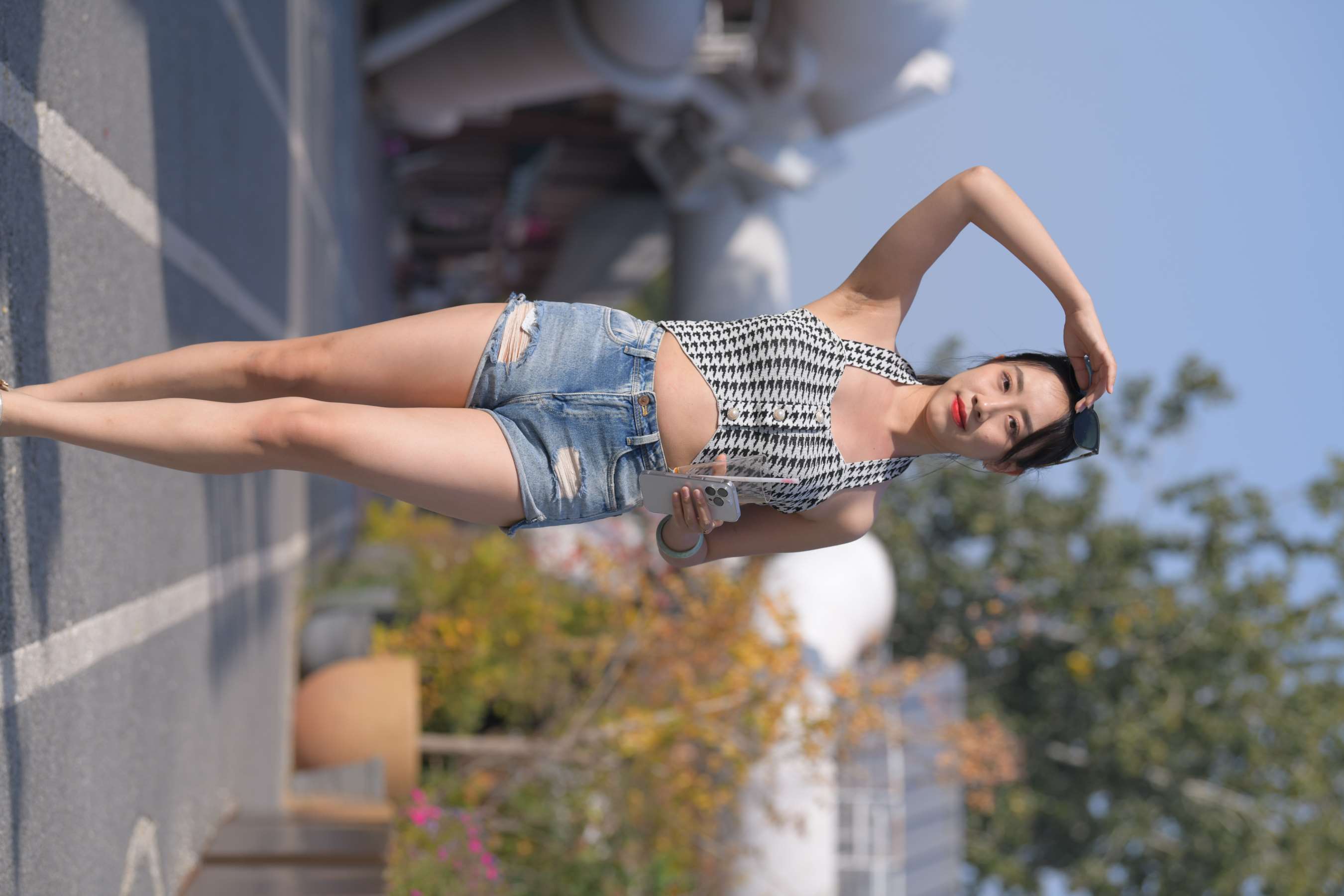 《牛仔热裤美女》作品图