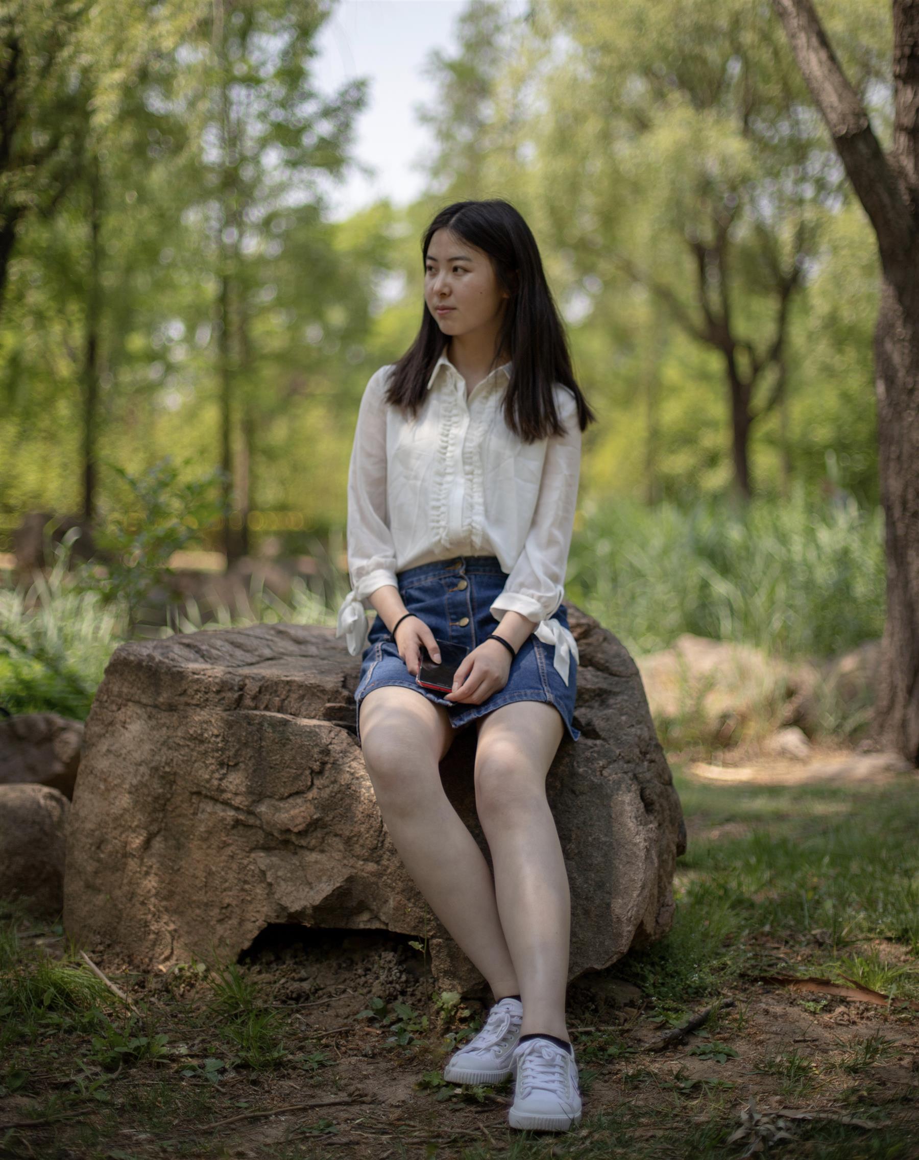 《公园里的白棉袜脚丫》作品图