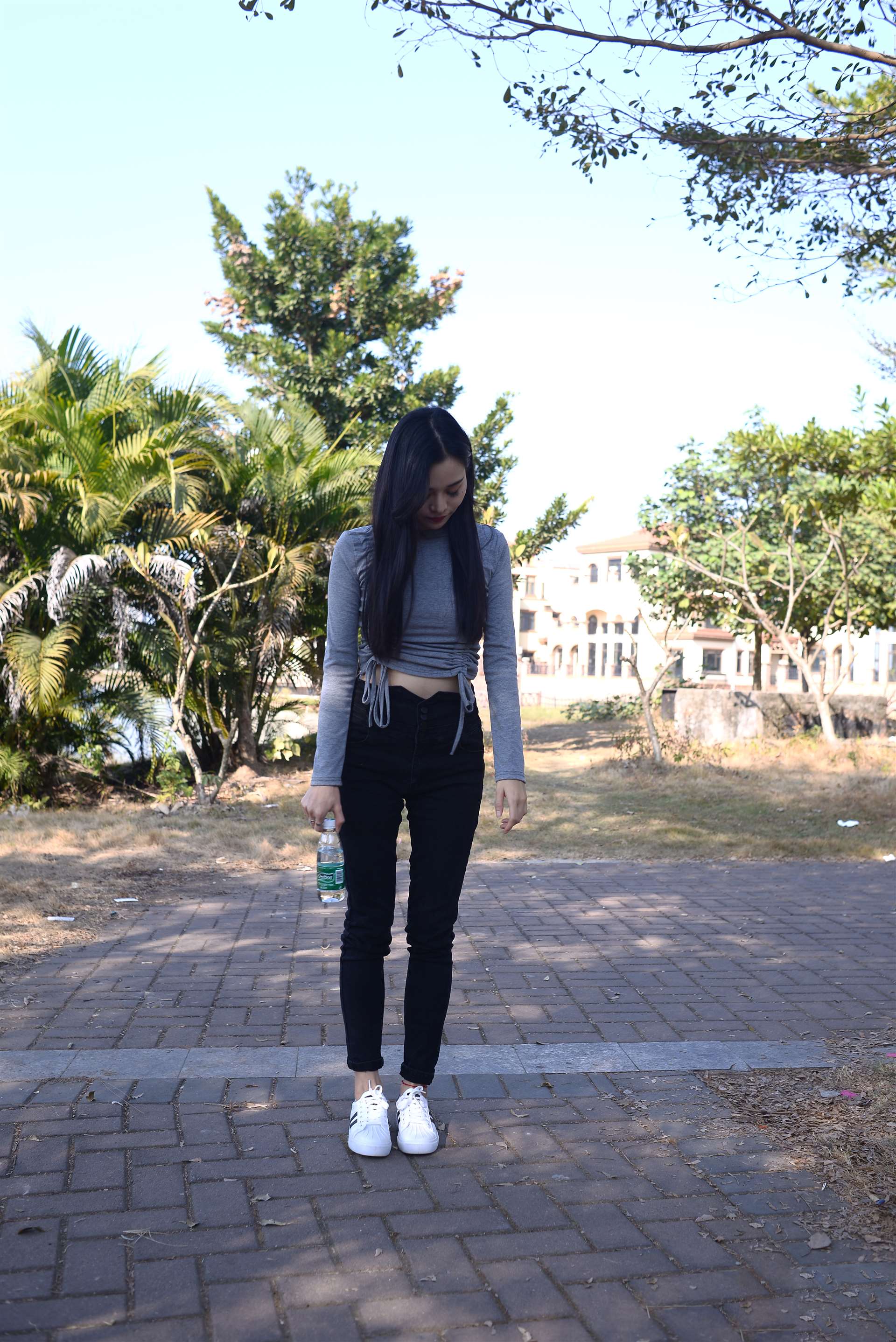 《单车上的船袜女孩》作品图