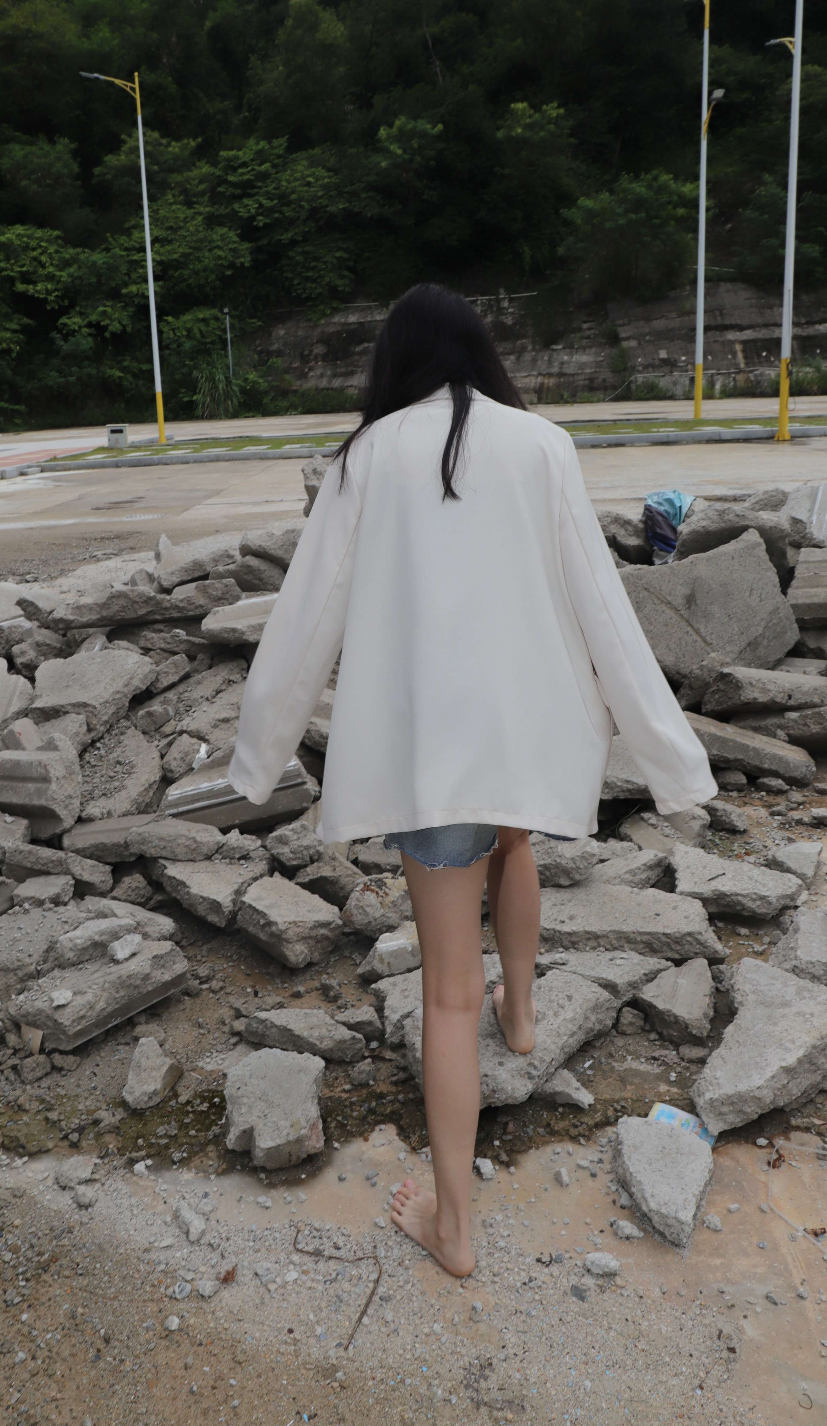 《珊珊少女创意产业园吊带赤脚》作品图