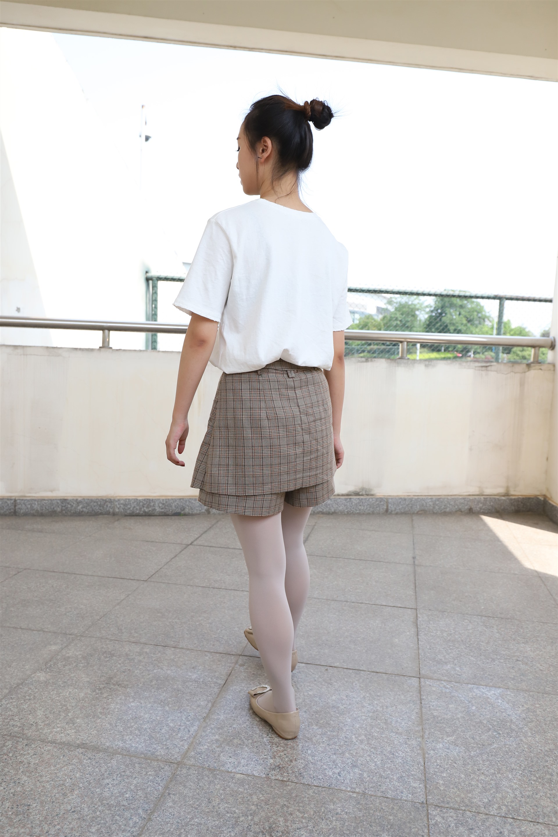 《好几天没洗的白丝袜脚丫》作品图