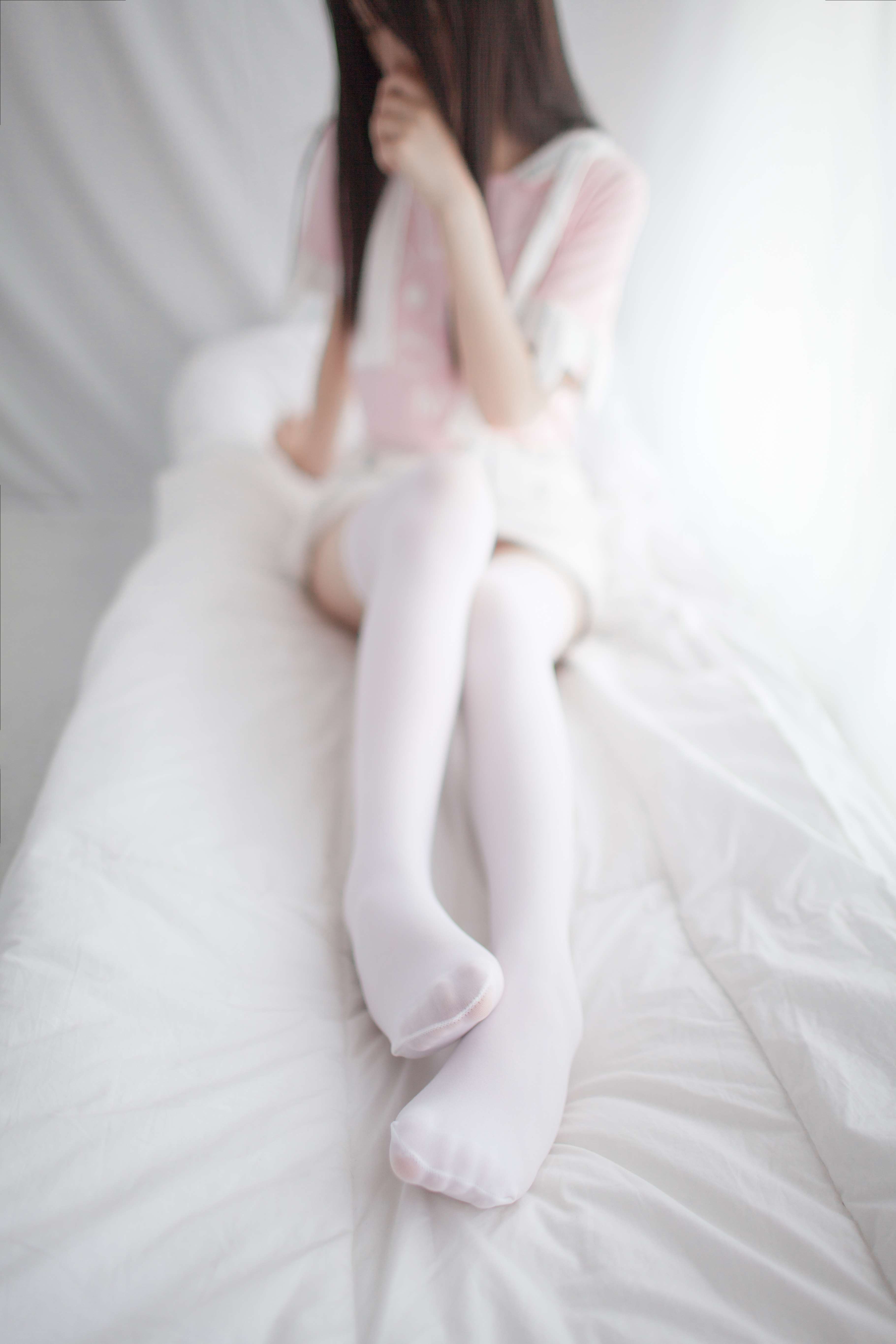 《少女秩序白丝袜脚丫》作品图