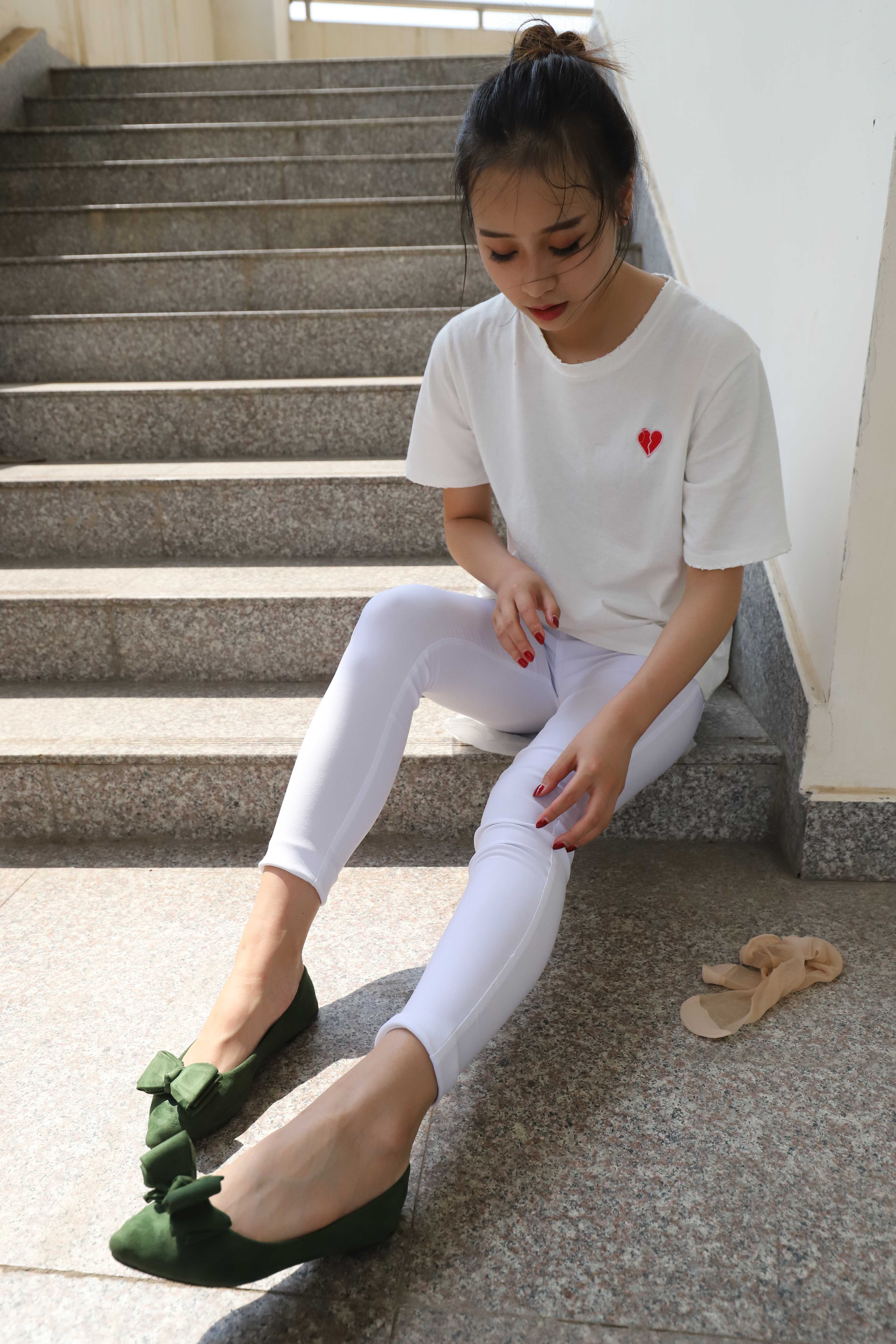 《学妹紧身裤裸足の丝袜脚丫+视频一部》作品图