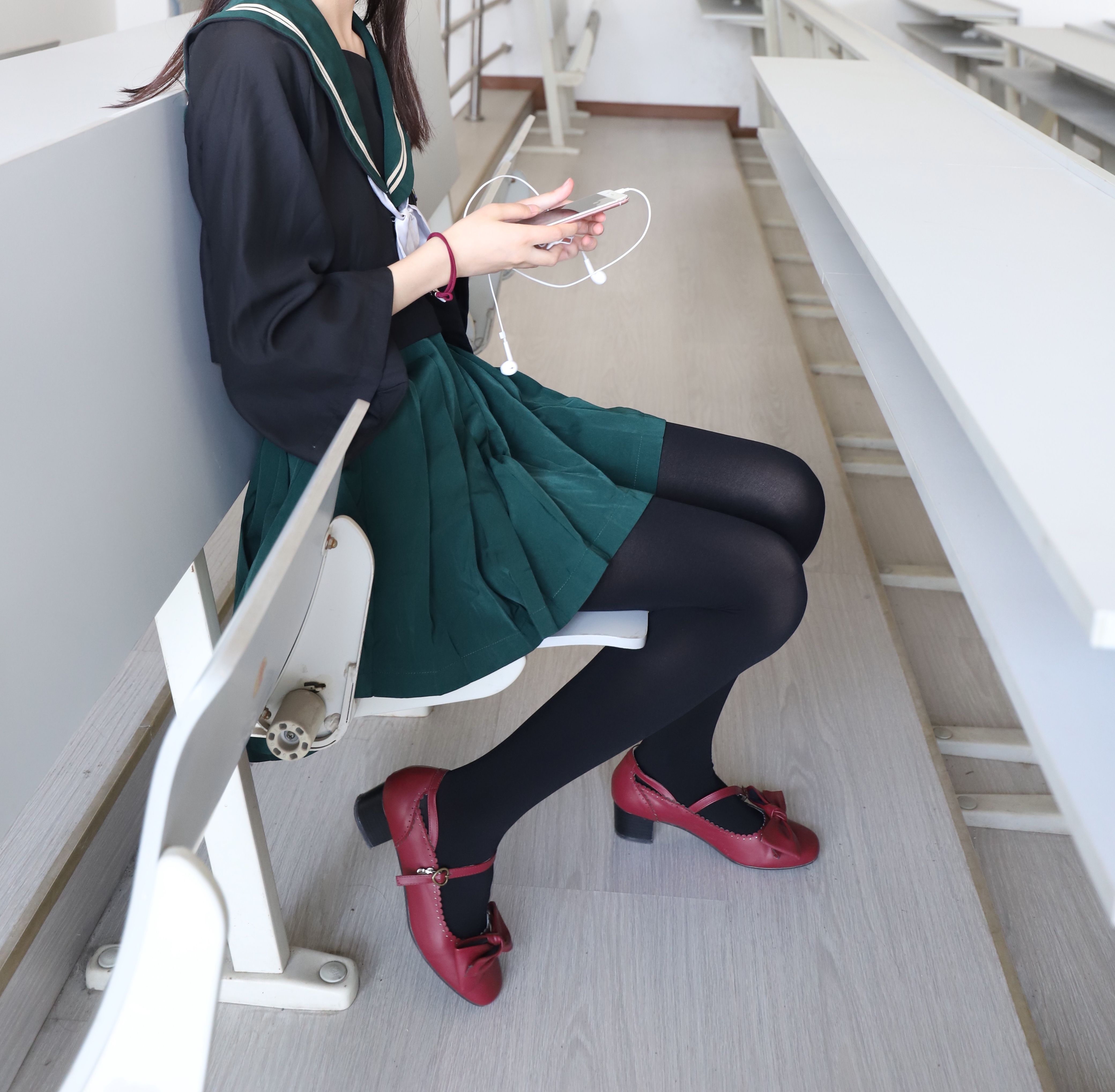 《日系Lolita软妹公主黑丝脚丫》作品图