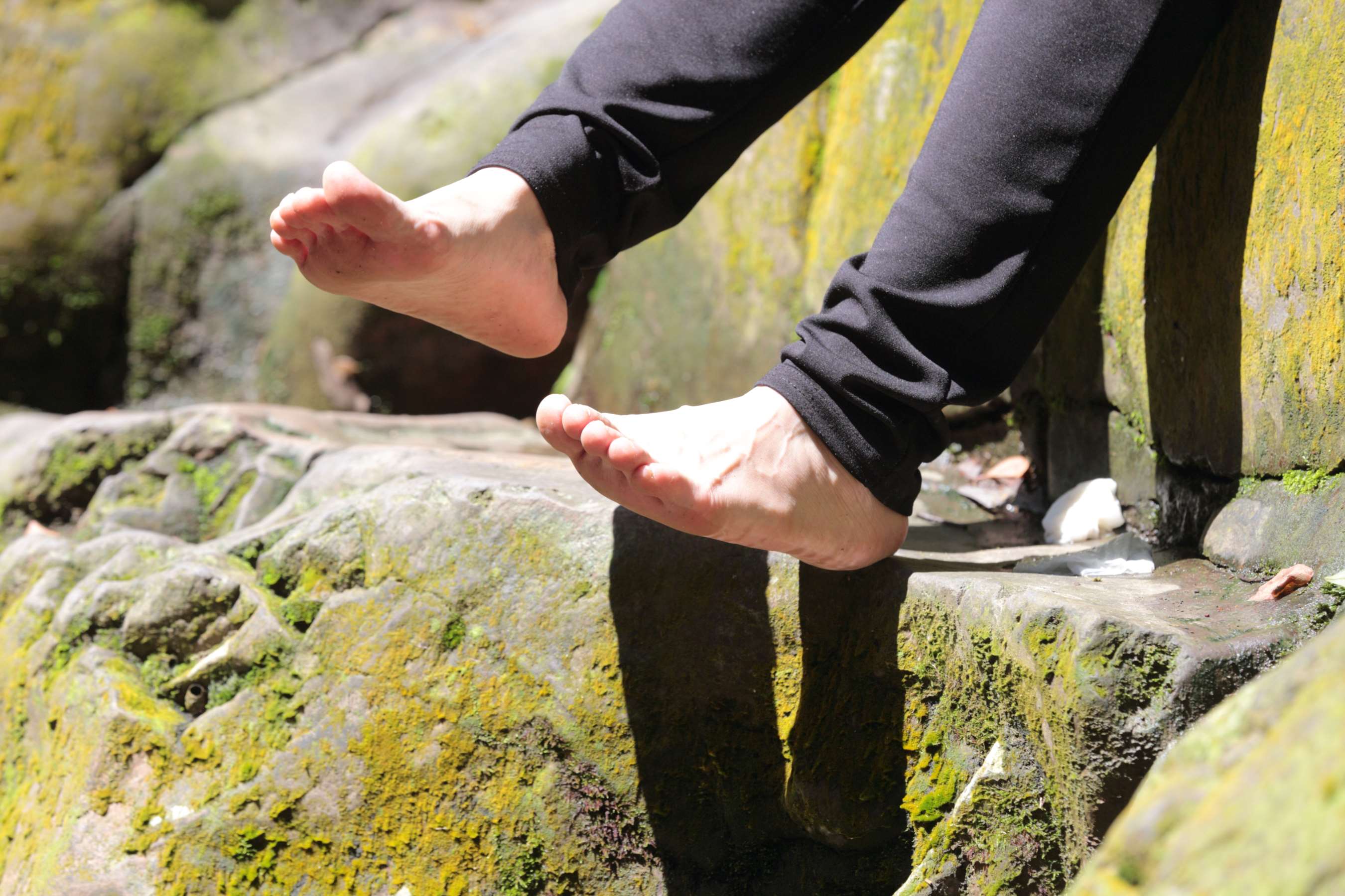 《18岁青春少女粉船袜运动鞋》作品图