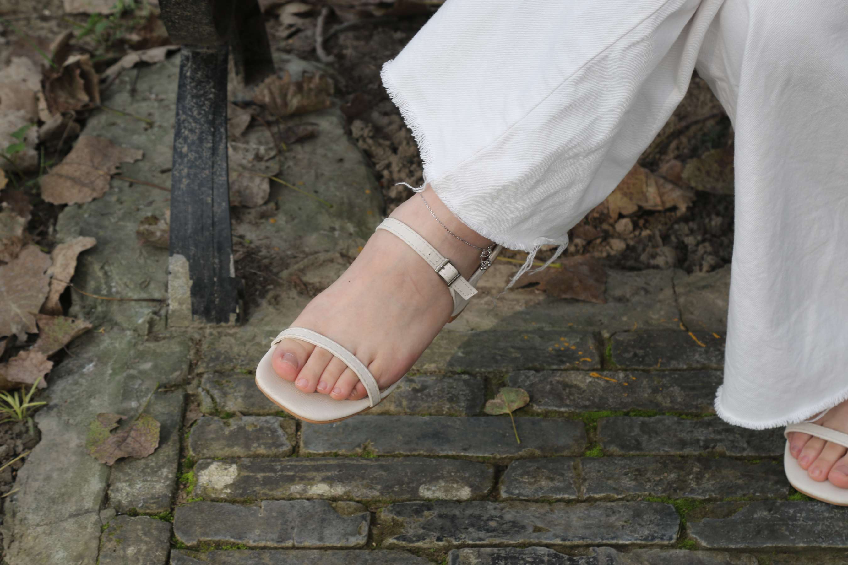 《少女生态公园之一字带秀气凉鞋》作品图