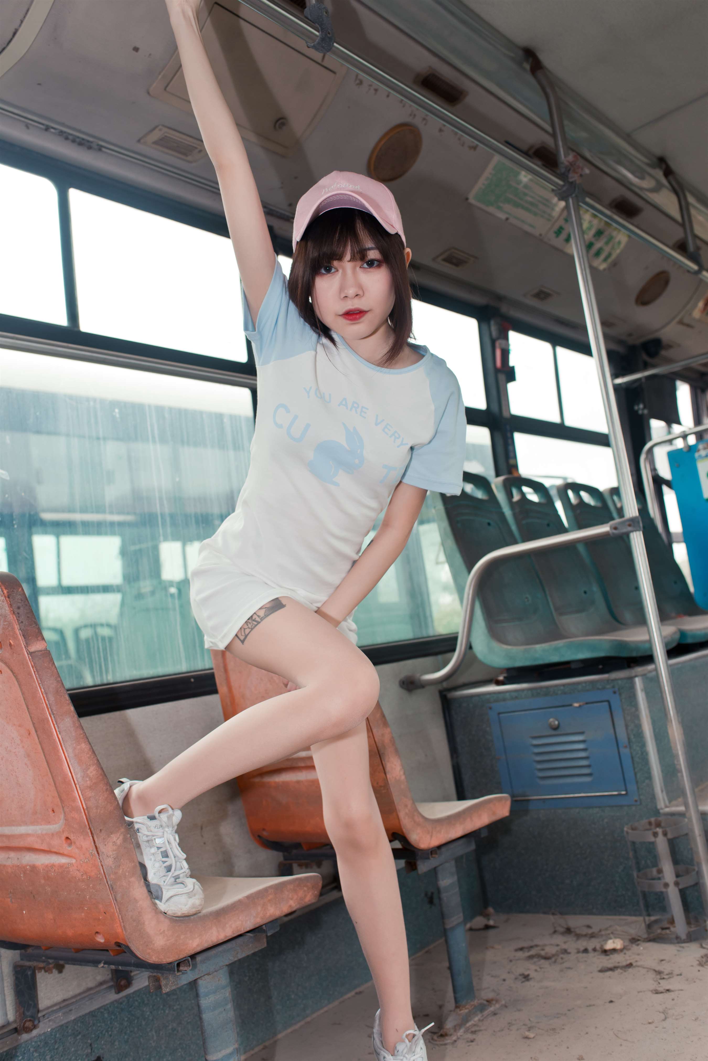 《废旧公交车上的丝足》作品图