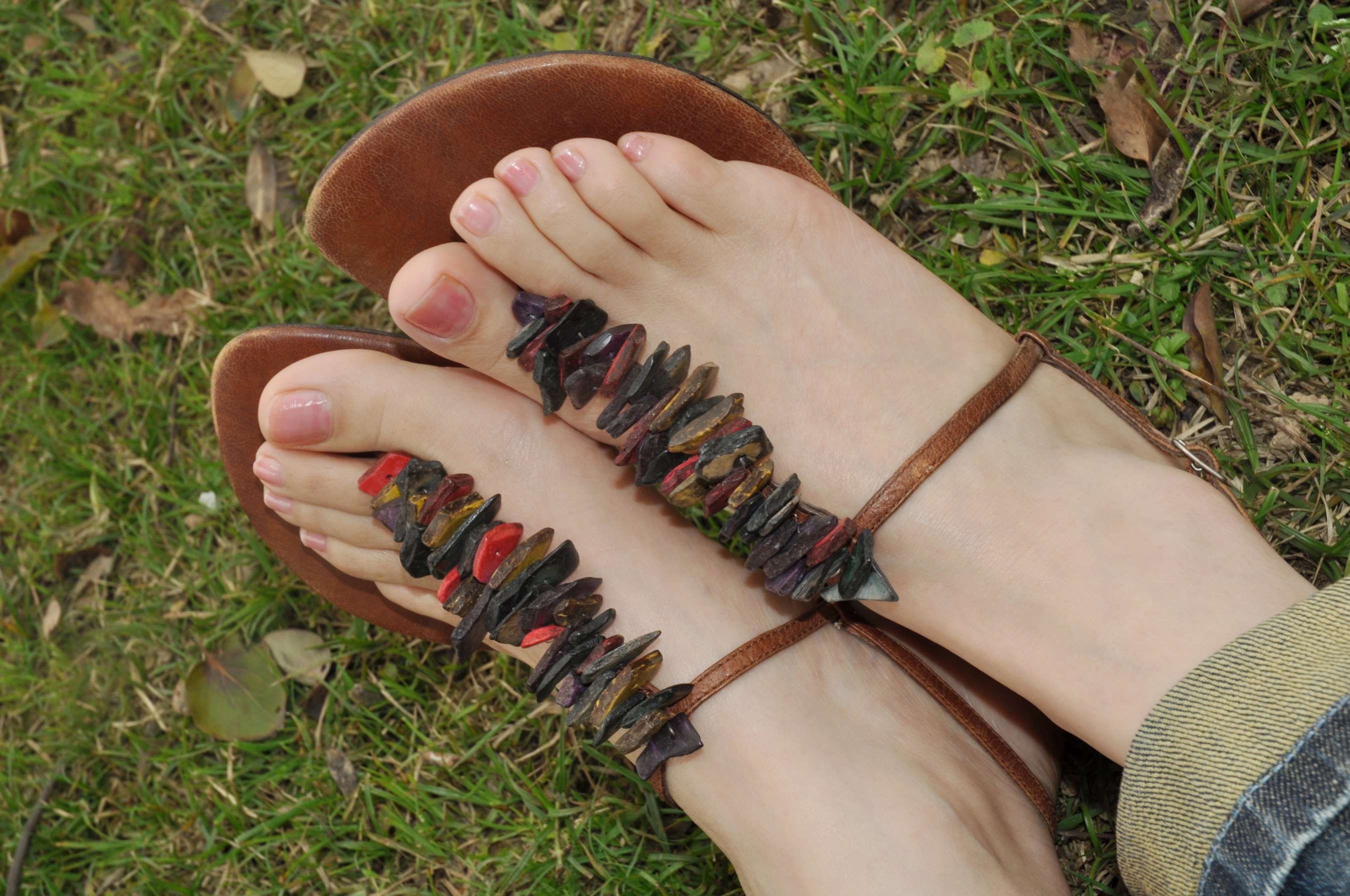 《小姐姐凉鞋嫩足踏足》作品图