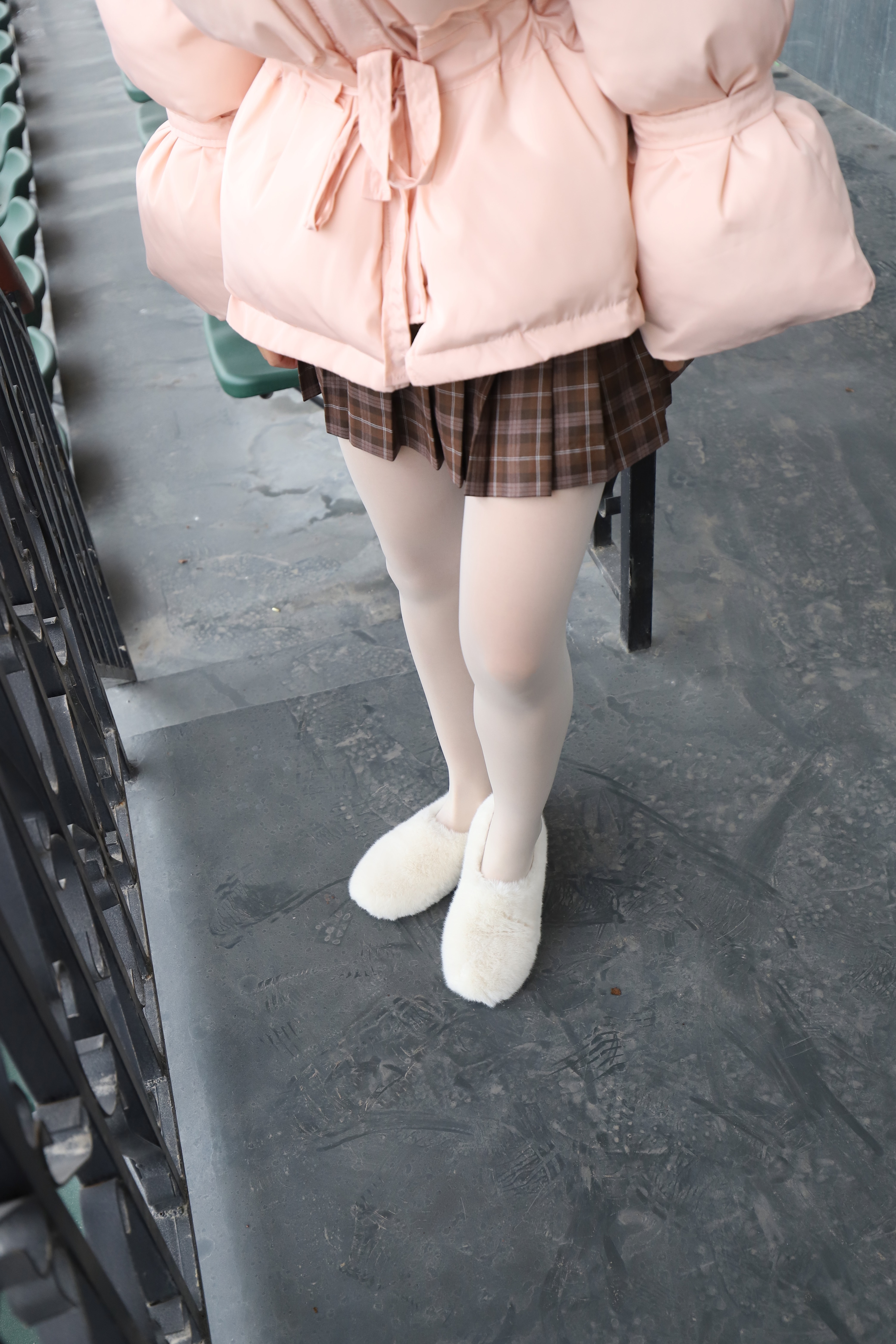 《运动场上的长白丝袜脚丫+视频一部》作品图