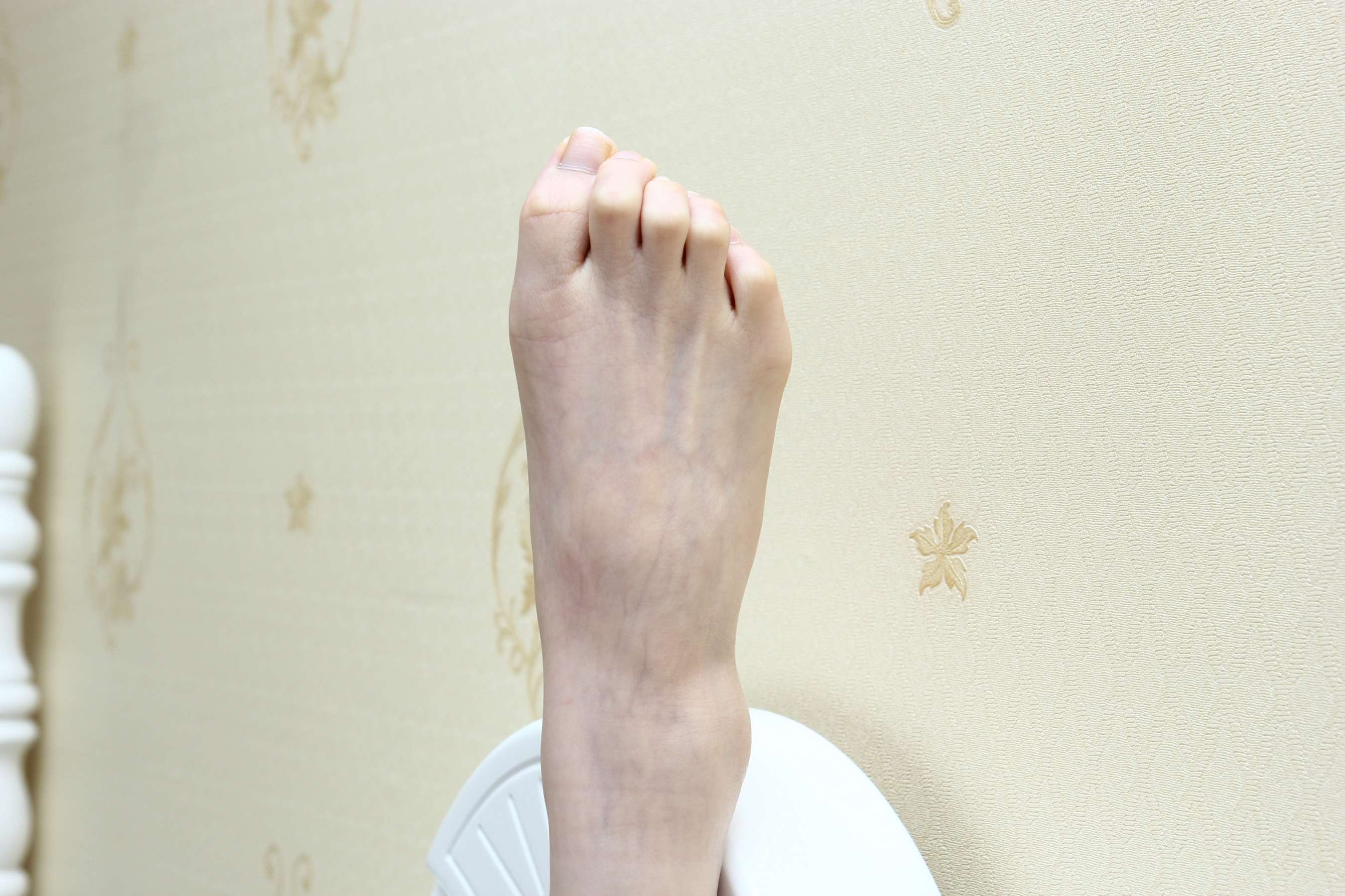 《蕾蕾白皙的玉足把我永远留在节日里》作品图