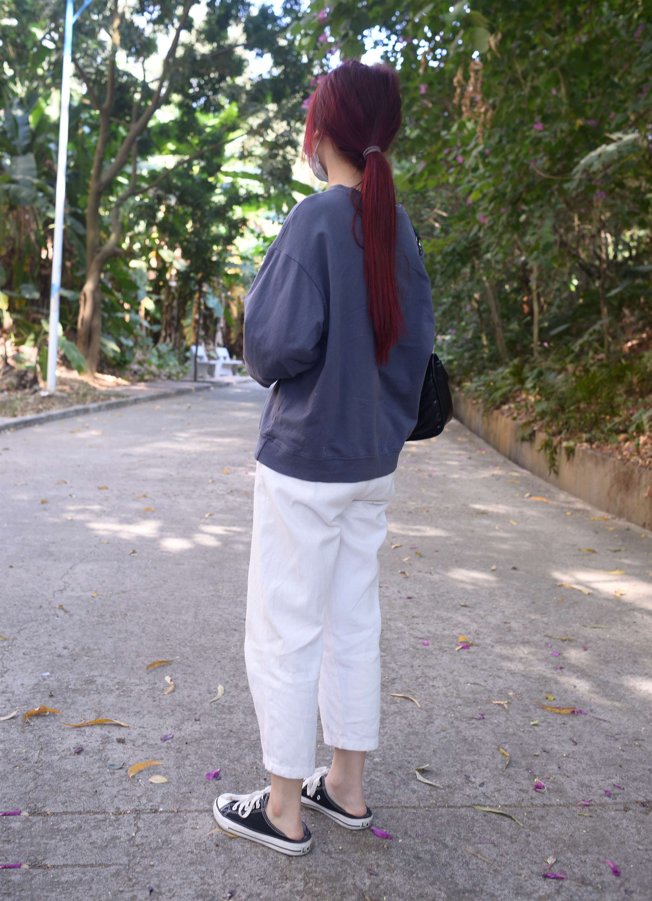 《公园约拍帆布鞋の棉袜脚》作品图