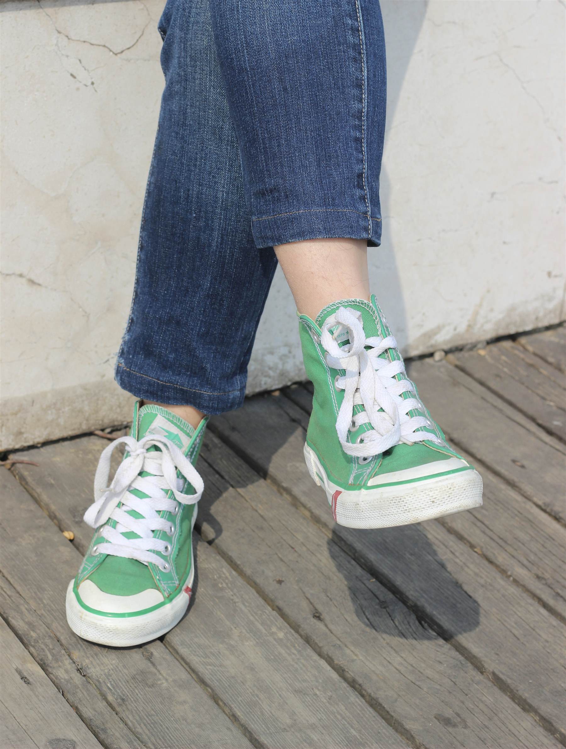 《学妹船袜脚の带脱穿袜过程》作品图