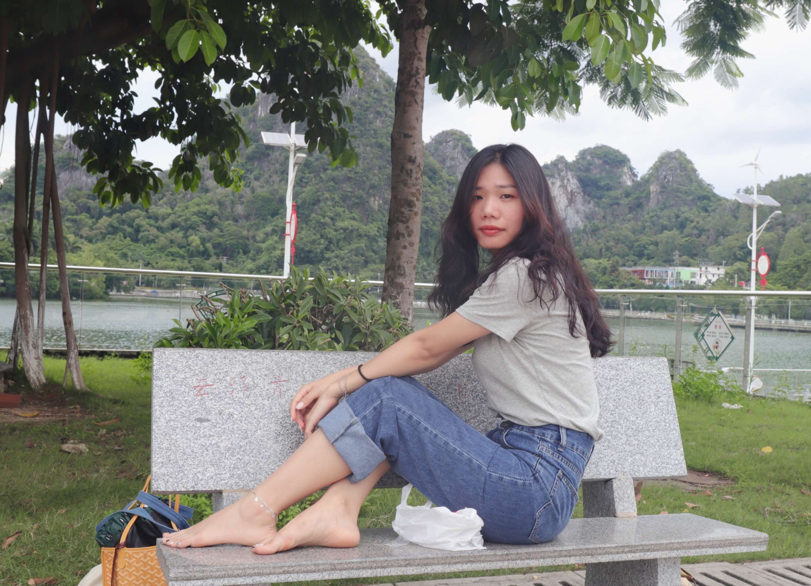 《小允牛仔裤精致美甲红润脚底》作品图