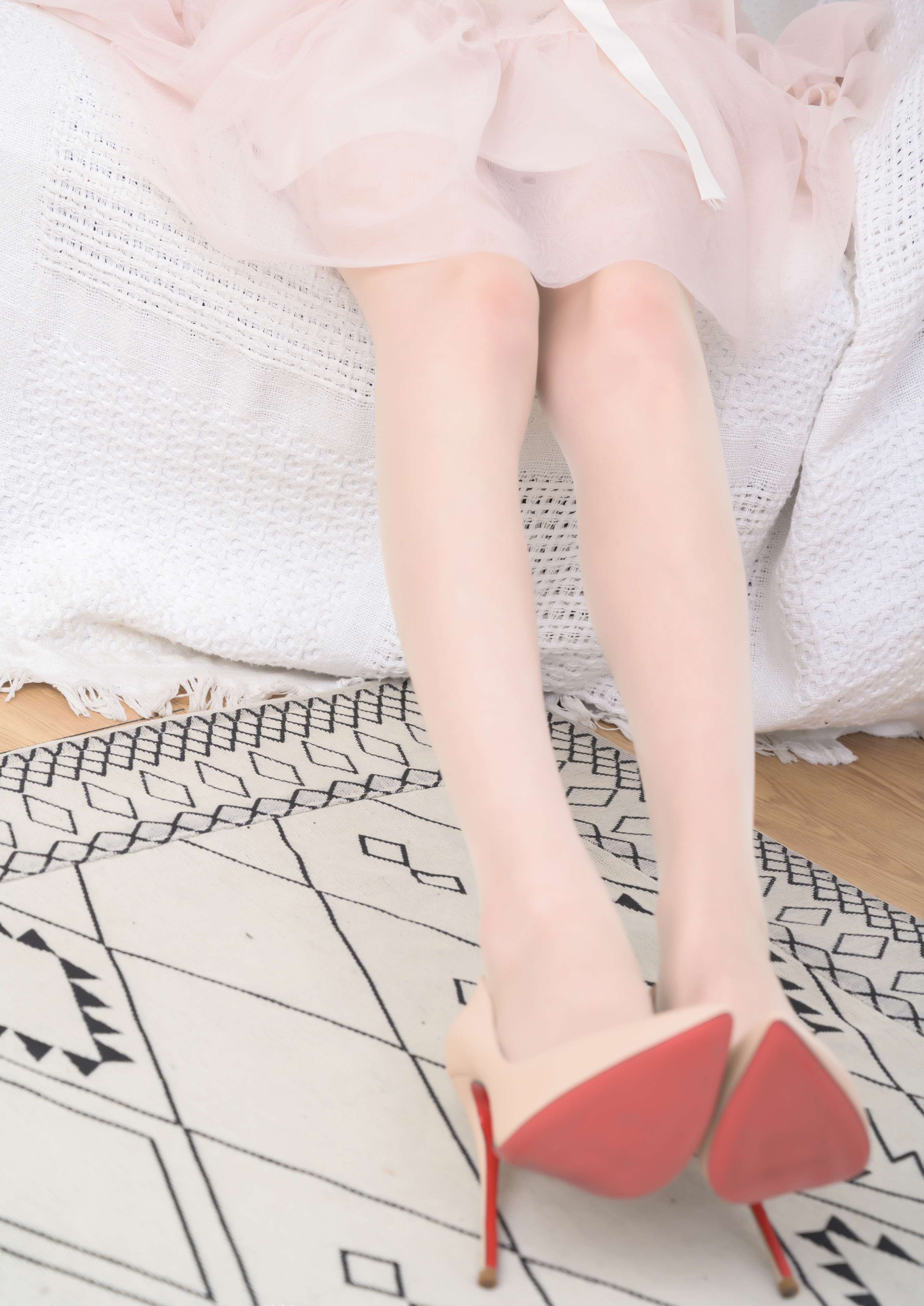 《团团的肉色油亮开裆丝袜脚丫》作品图