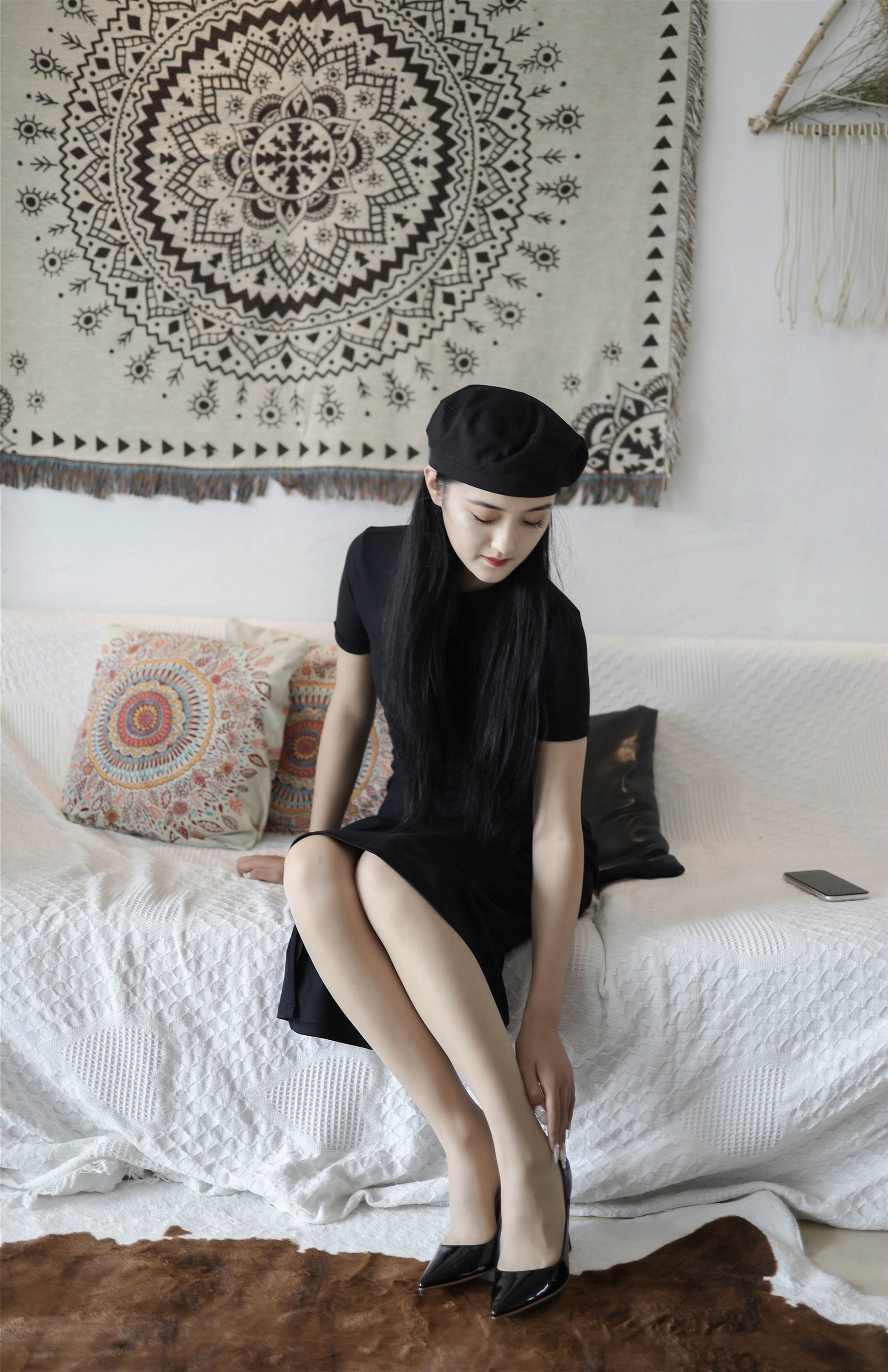 《黑裙の高跟丝袜脚》作品图