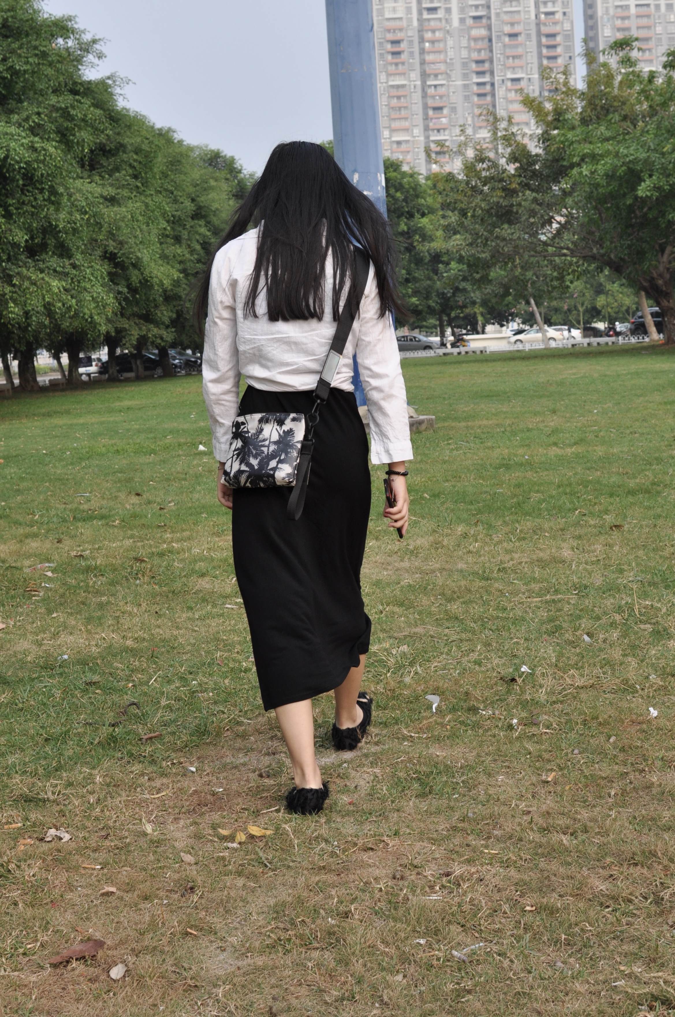 《石椅上的船袜脚+视频1个》作品图