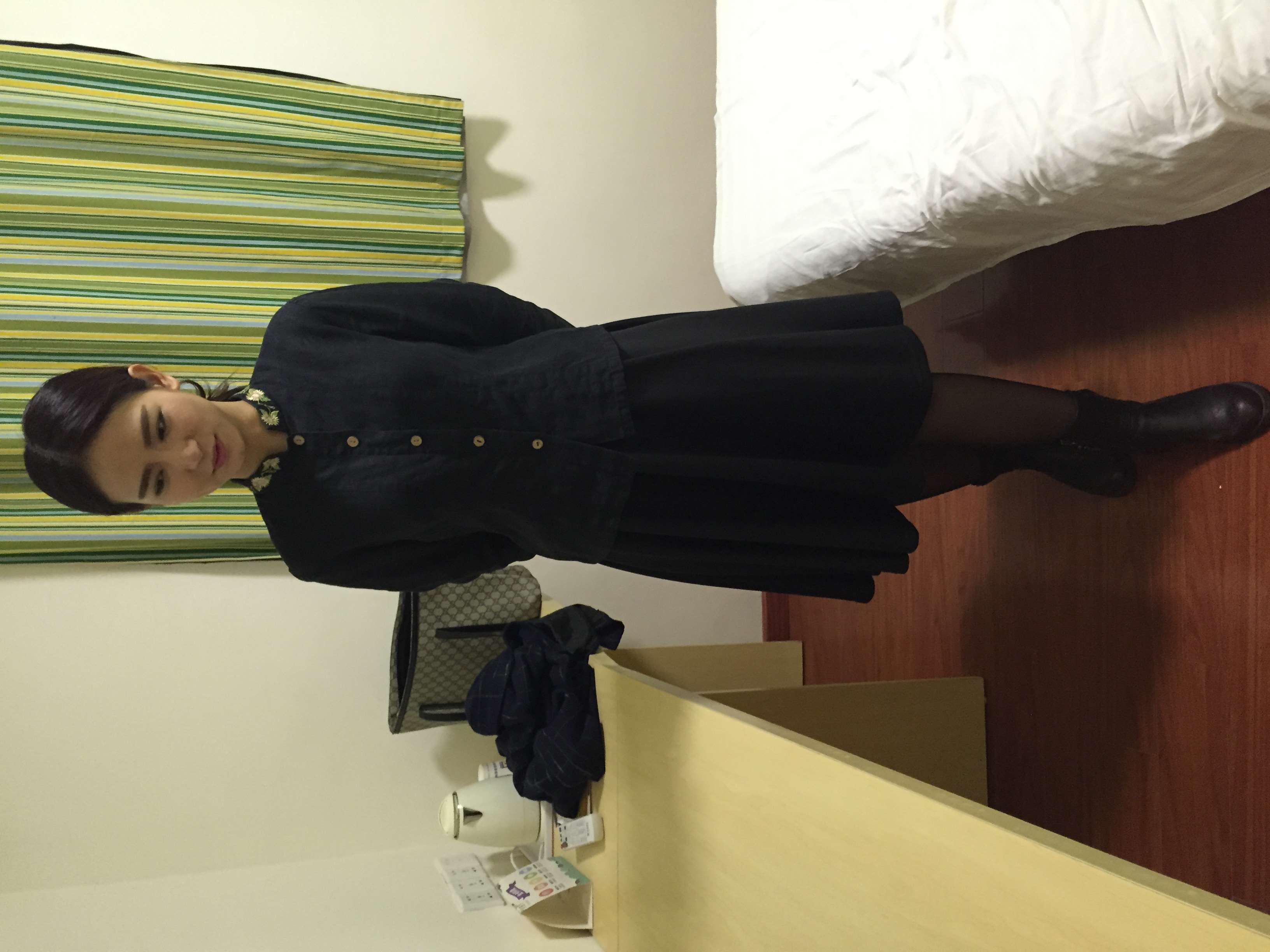 《黑色连衣裙の黑丝脚丫》作品图