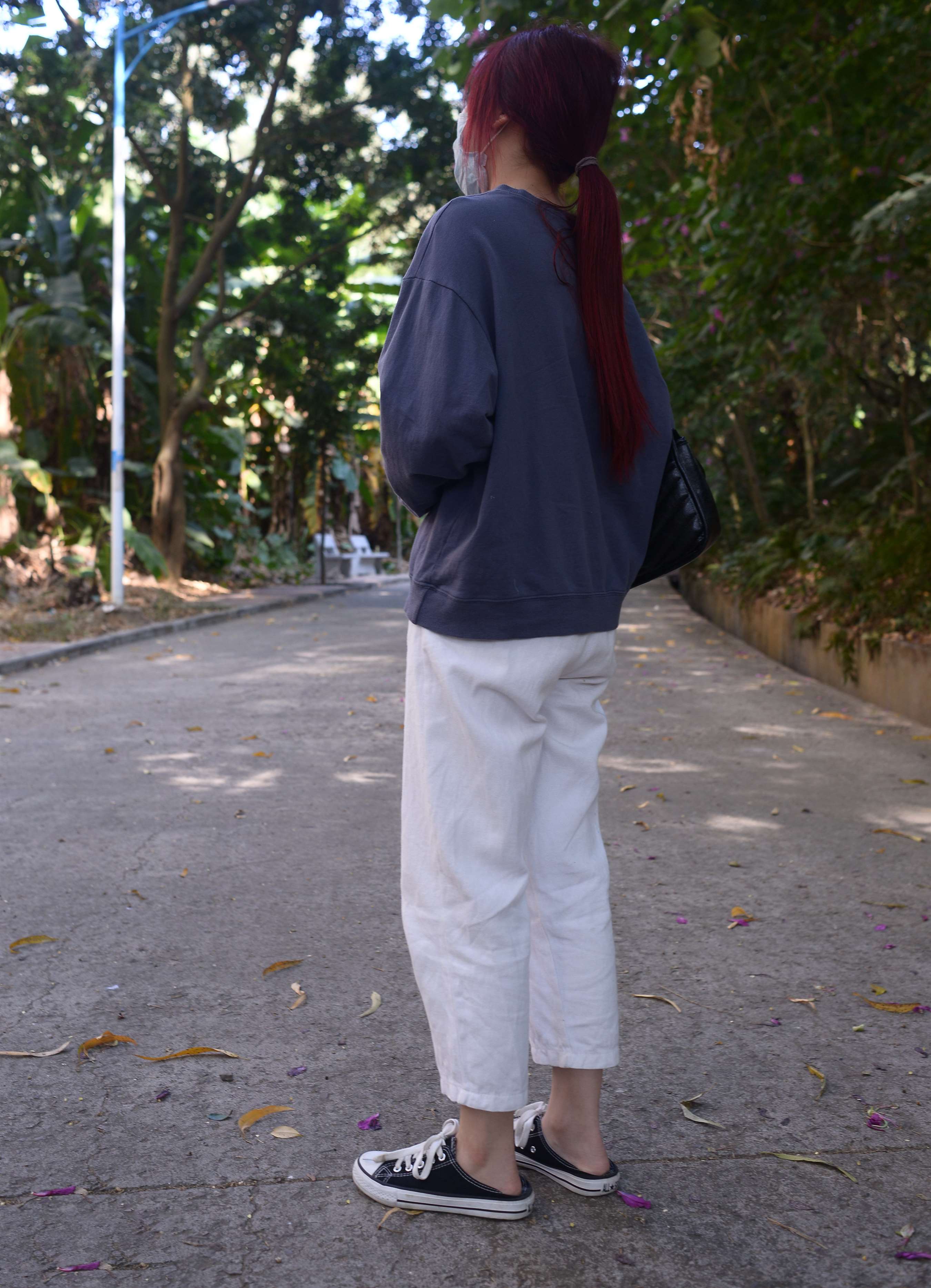 《公园约拍帆布鞋の棉袜脚》作品图