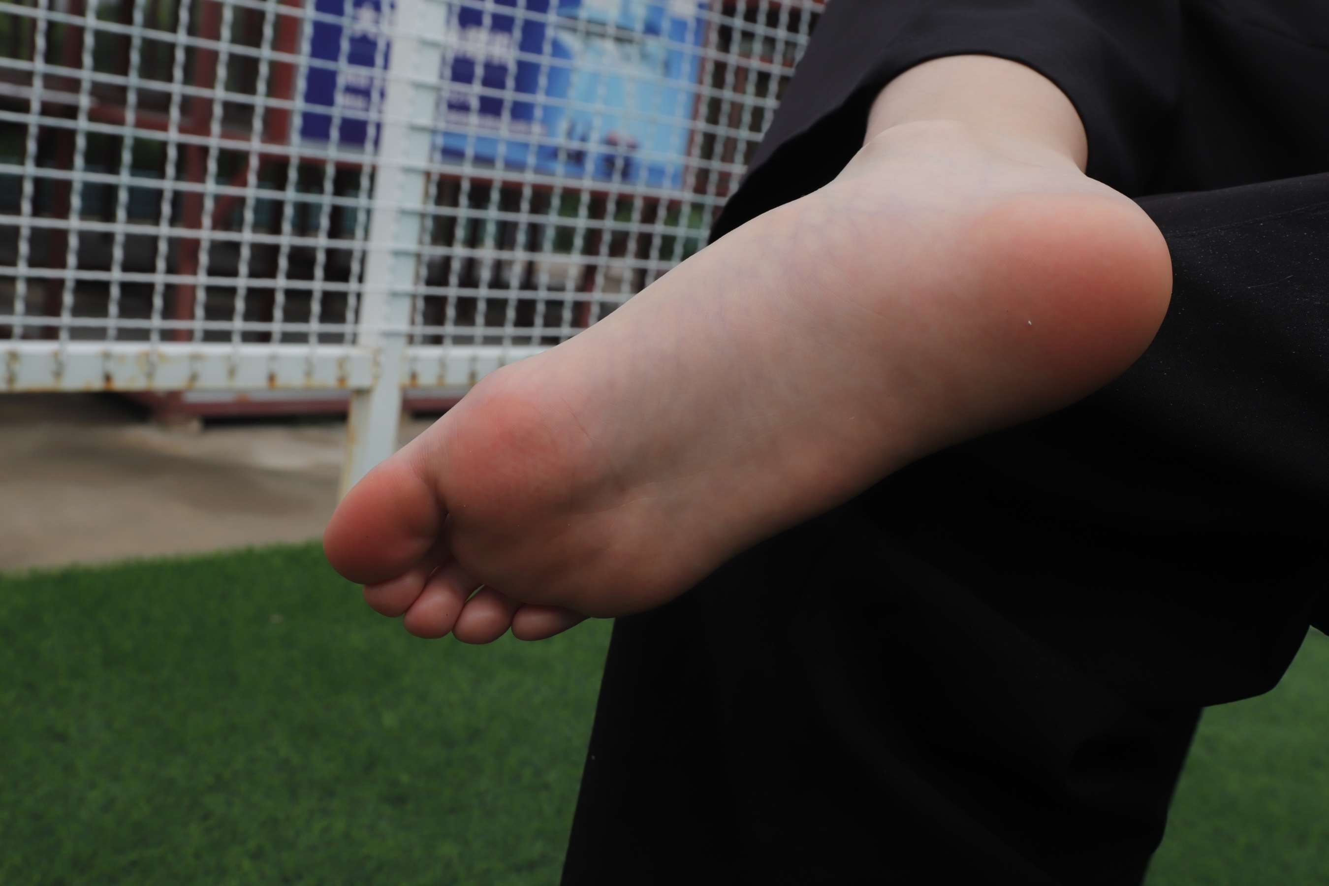 《表妹室外展示36码修长嫩白美脚》作品图