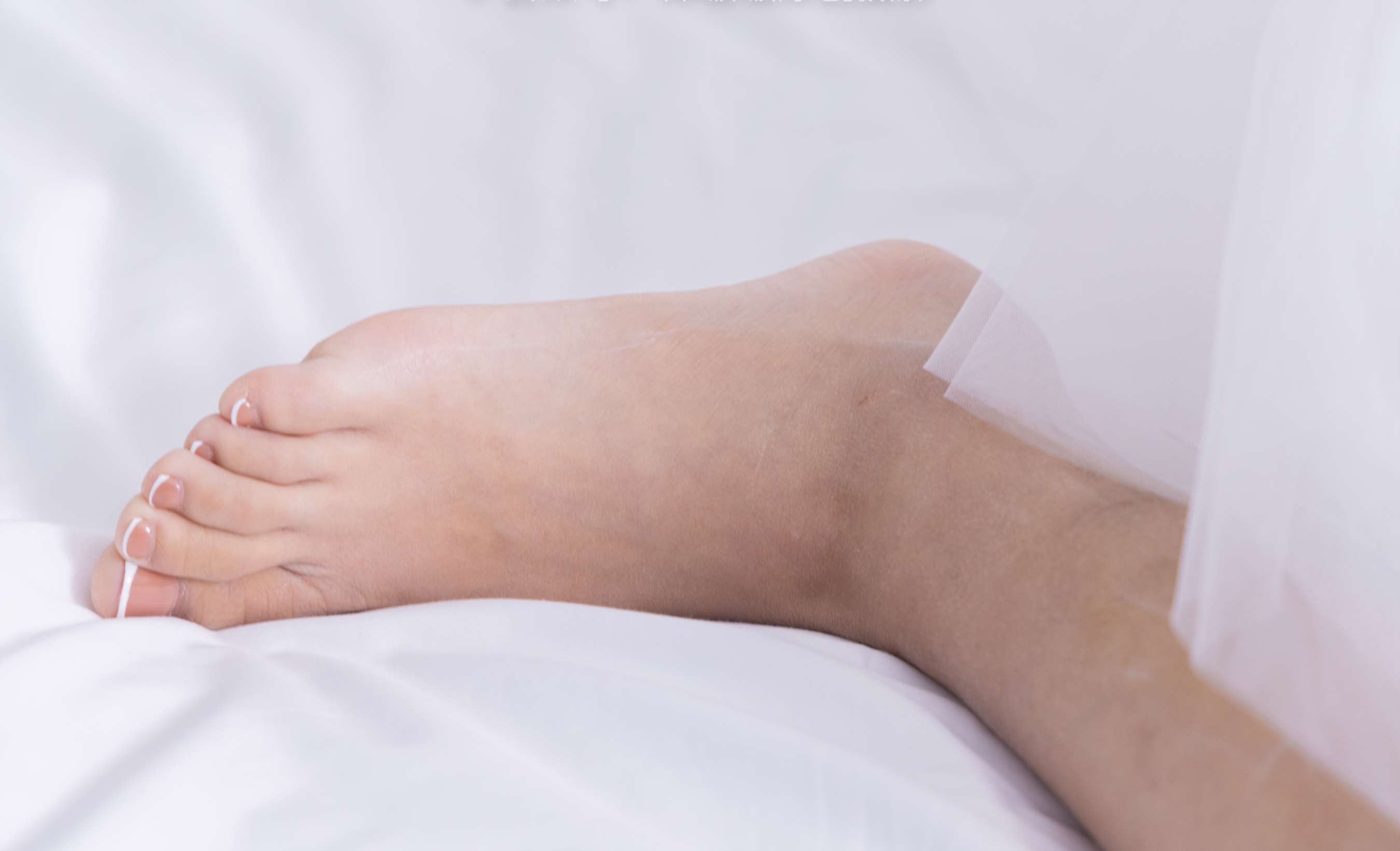 《奶油-两双高跟鞋、厚白丝大腿袜、裸足》作品图