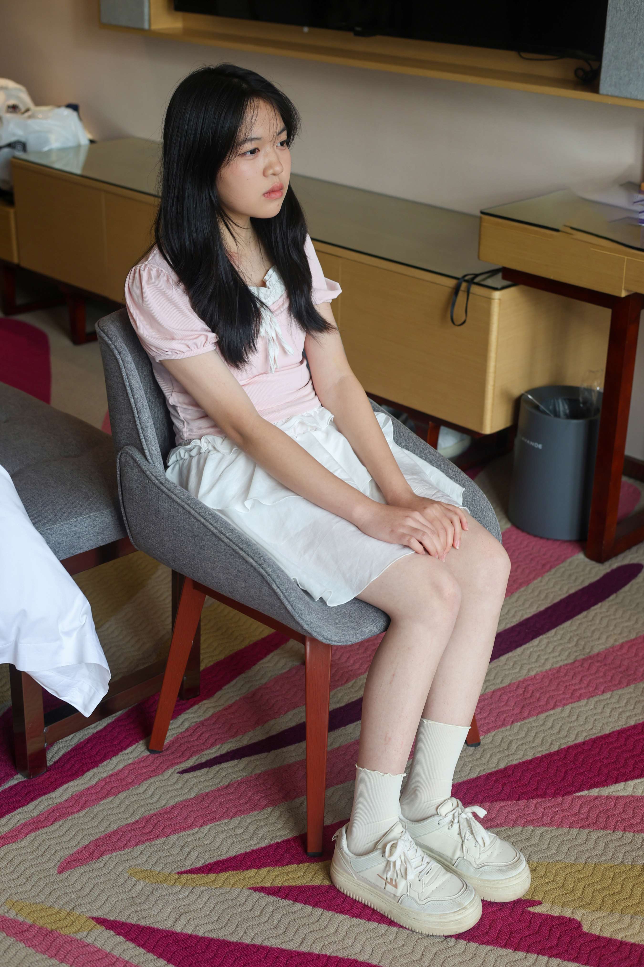 《少女回力鞋棉袜足》作品图