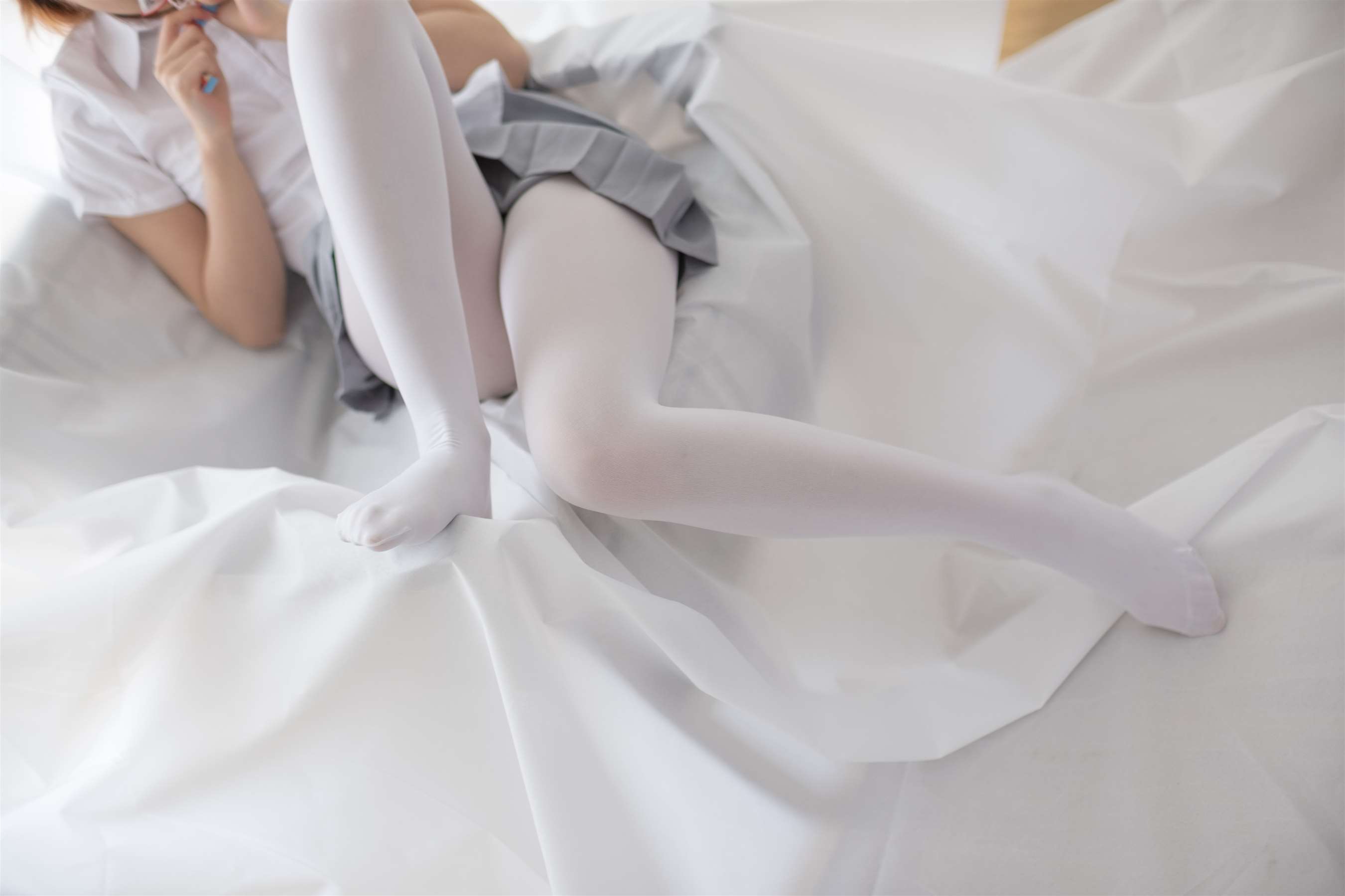 《白色空间の白色脚丫》作品图