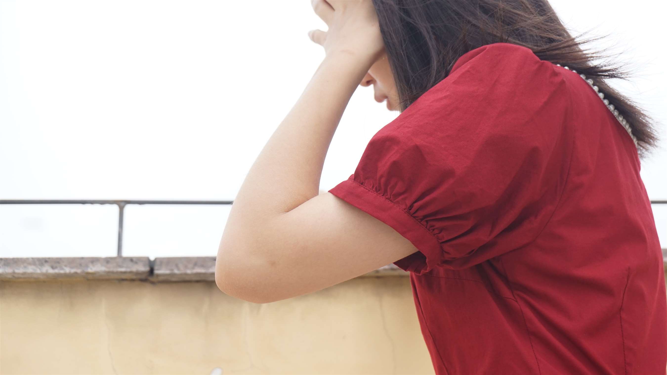 《天台红裙裸足》作品图