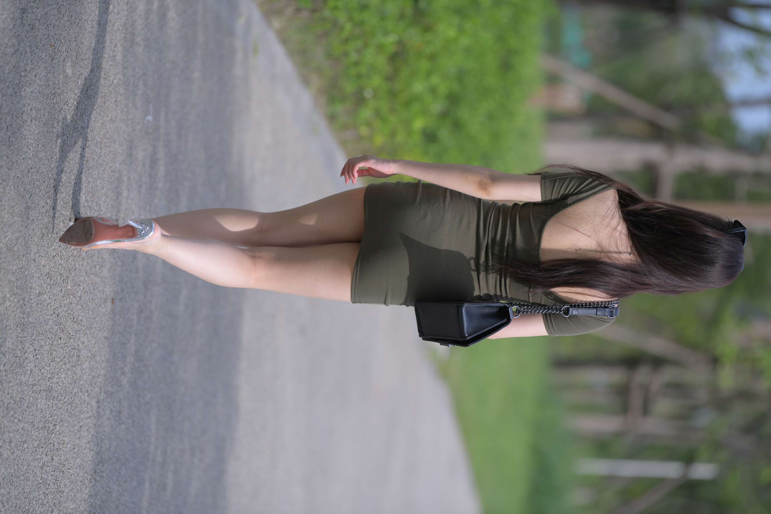 《少女短高跟赤足》作品图