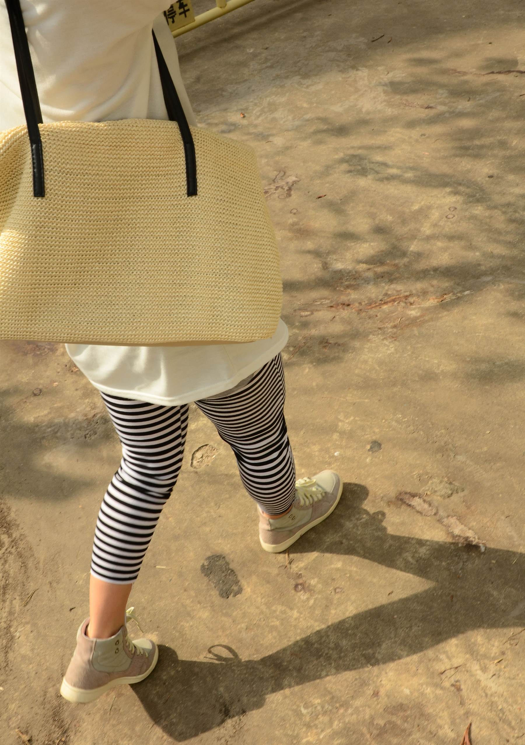 《小姐姐板鞋黄船袜》作品图