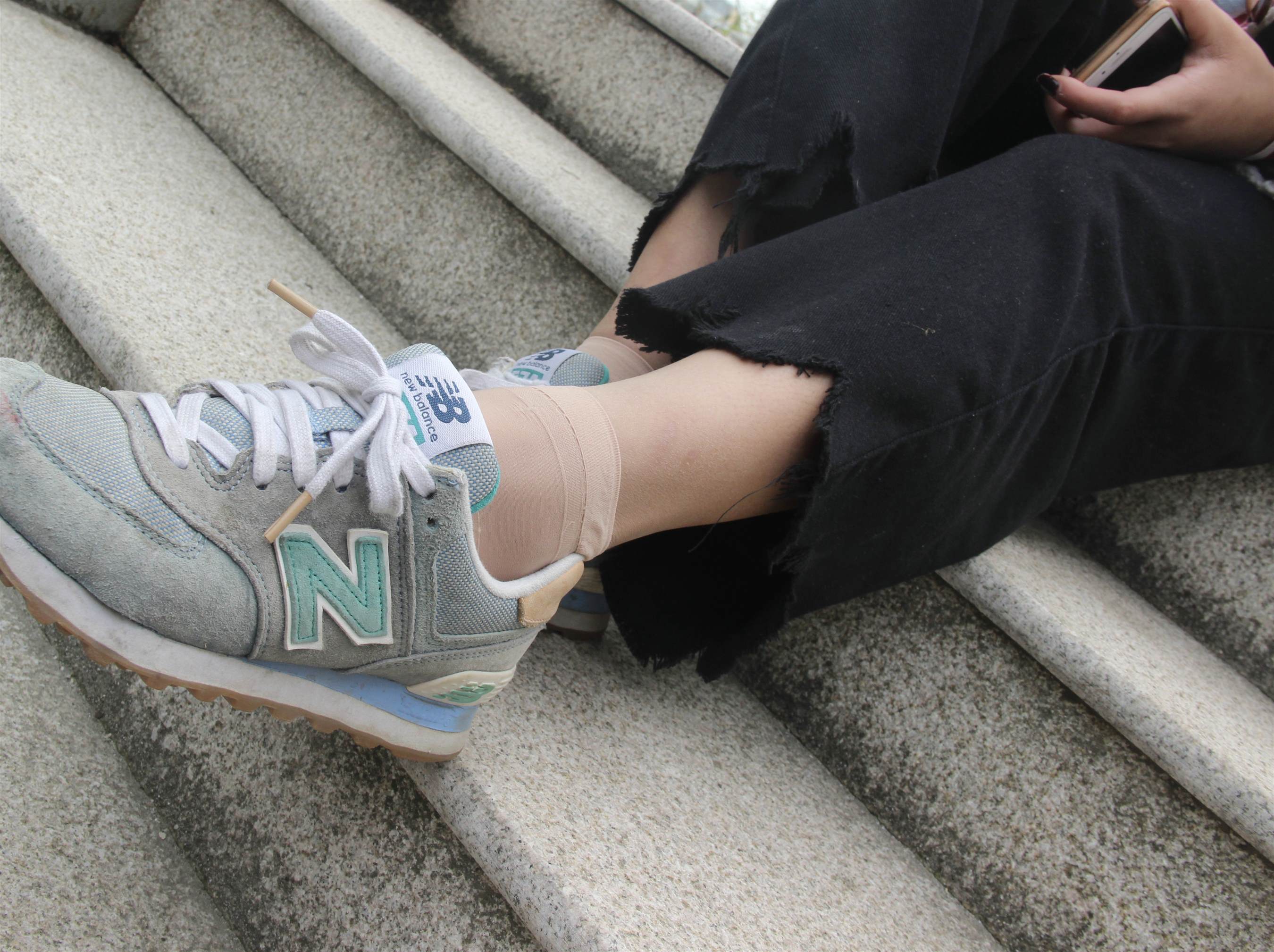 《新百伦丝袜脚の脱袜全程+【视频1个百度网盘下载】》作品图