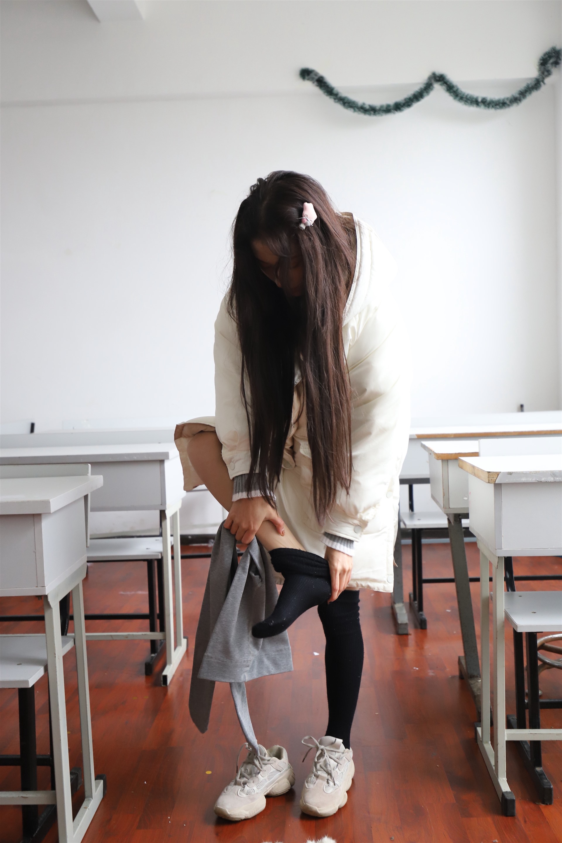 《教室yue拍厚灰丝袜脚丫》作品图