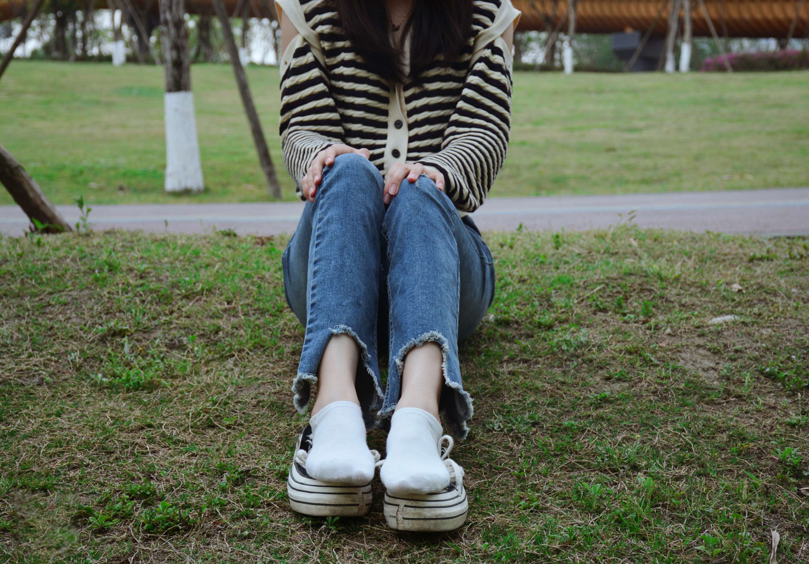 《少女牛仔裤草地白袜》作品图