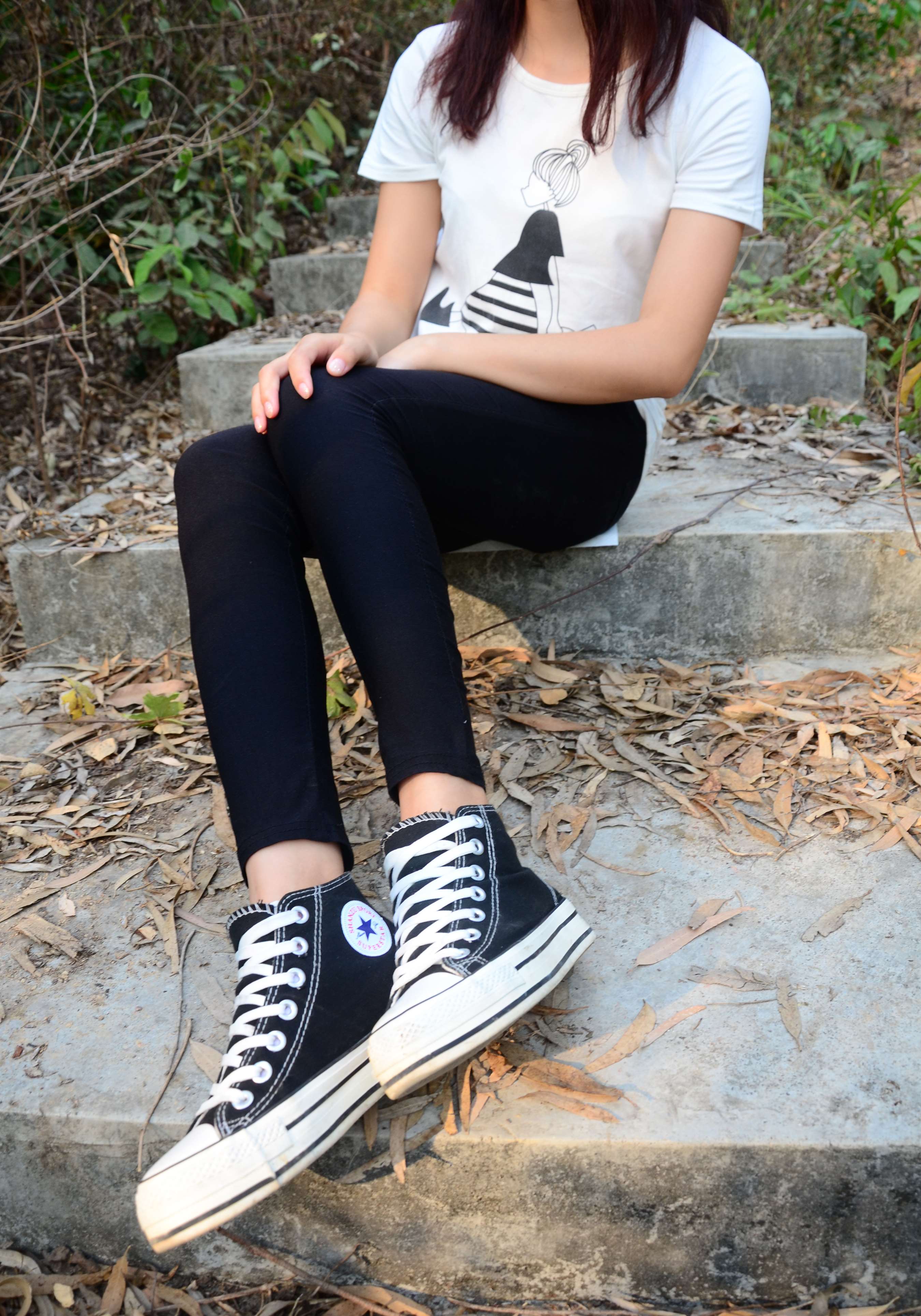 《公园阶梯上的帆布鞋棉袜脚》作品图