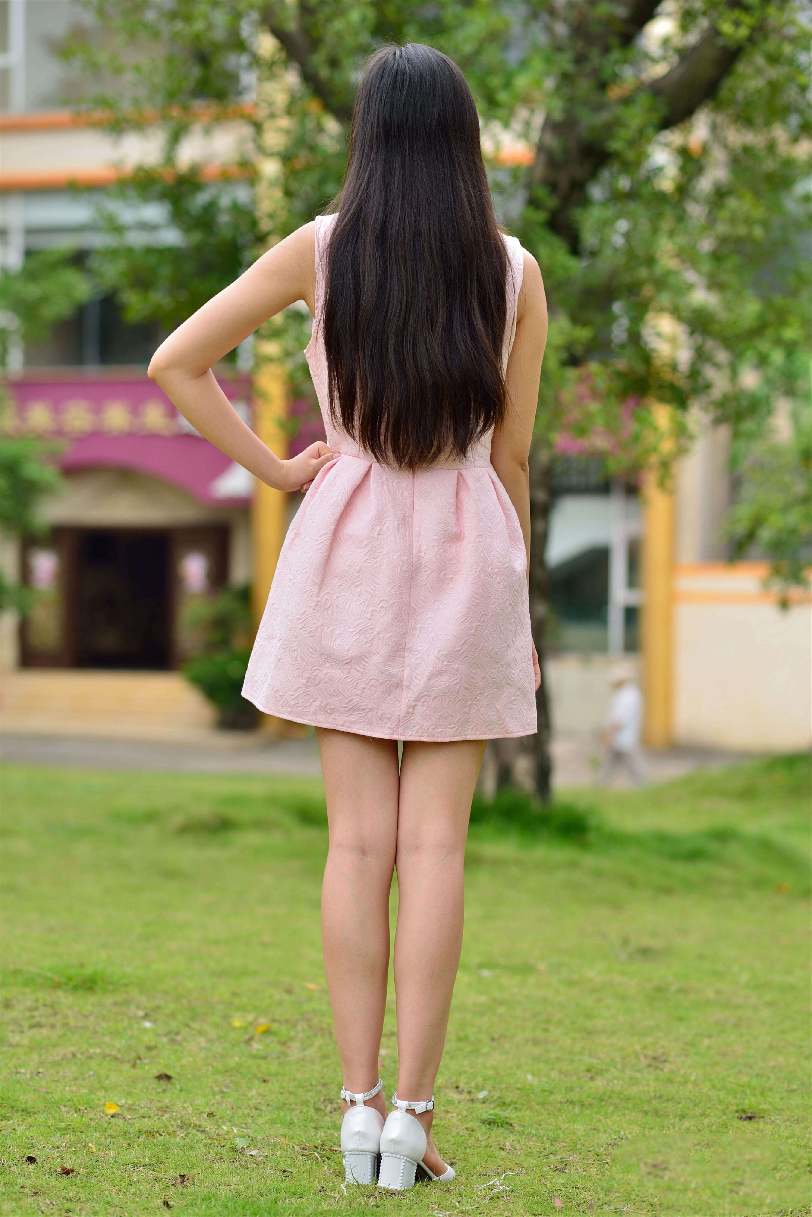 《粗高跟裸足踏青》作品图