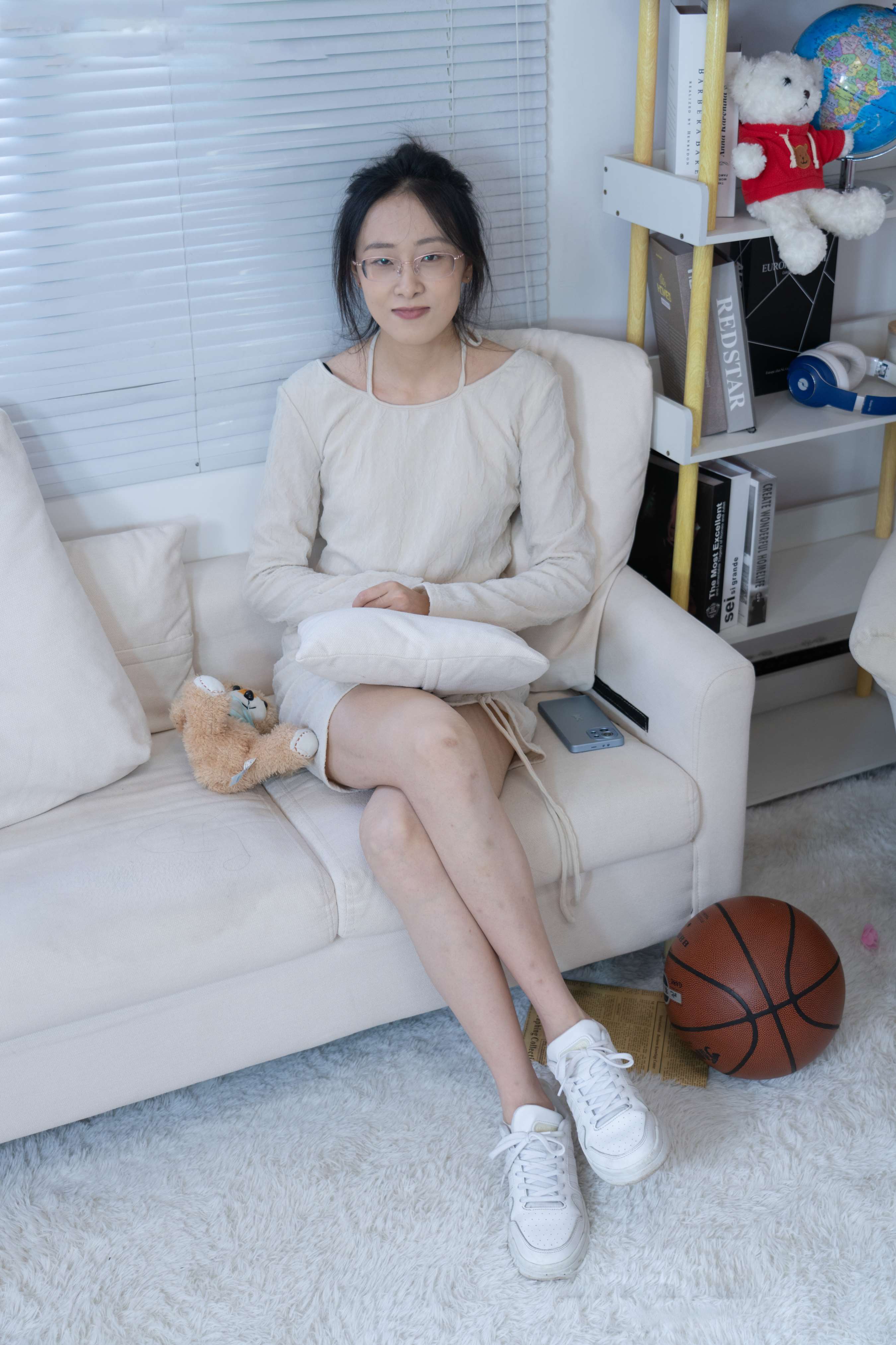 《静静-板鞋、白棉袜、裸足》作品图