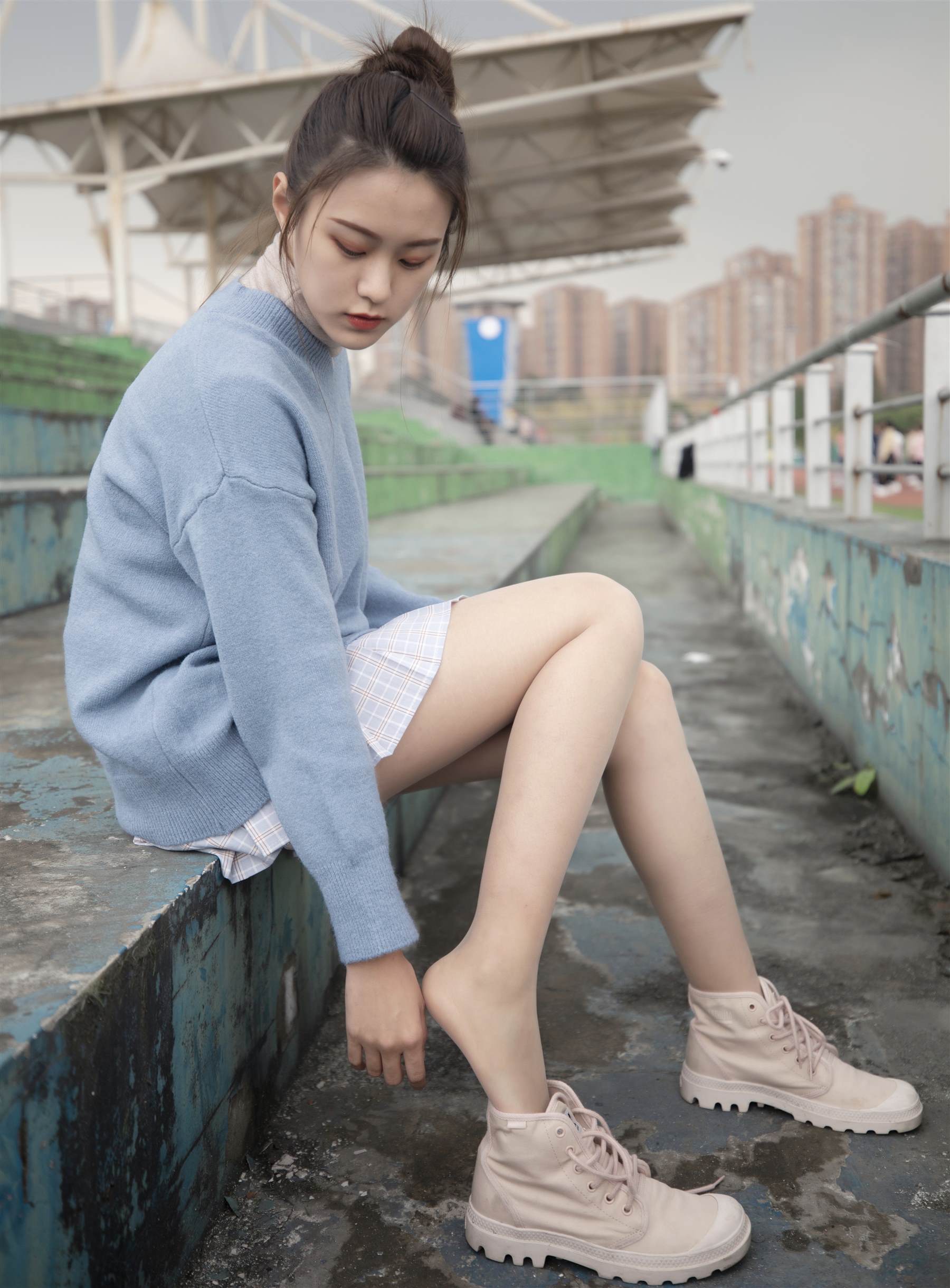 《看台少女的丝袜脚丫+【视频1个网盘下载】》作品图