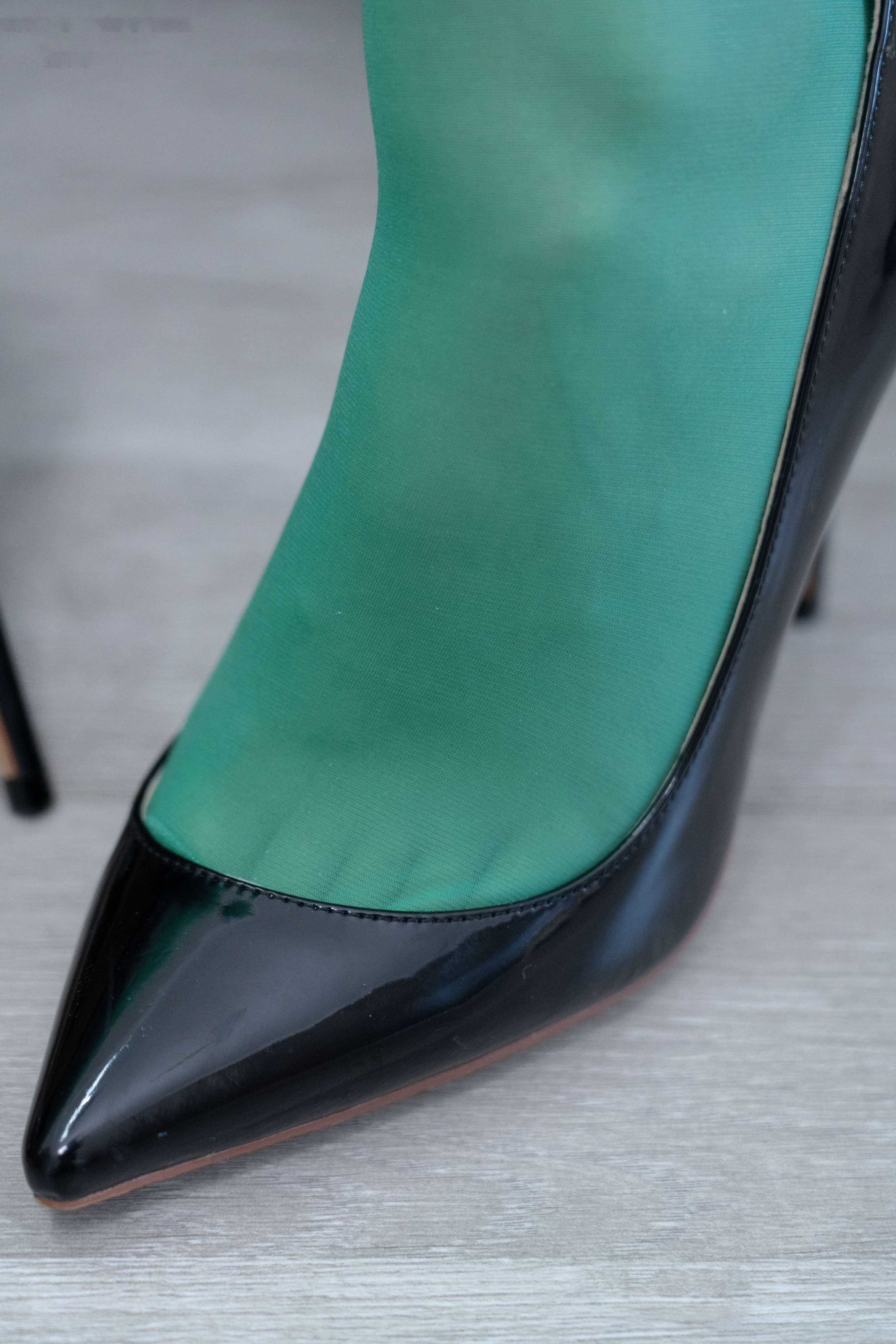 《璇璇-OL制服、高跟鞋、薄绿丝、短肉丝短黑丝、裸足》作品图