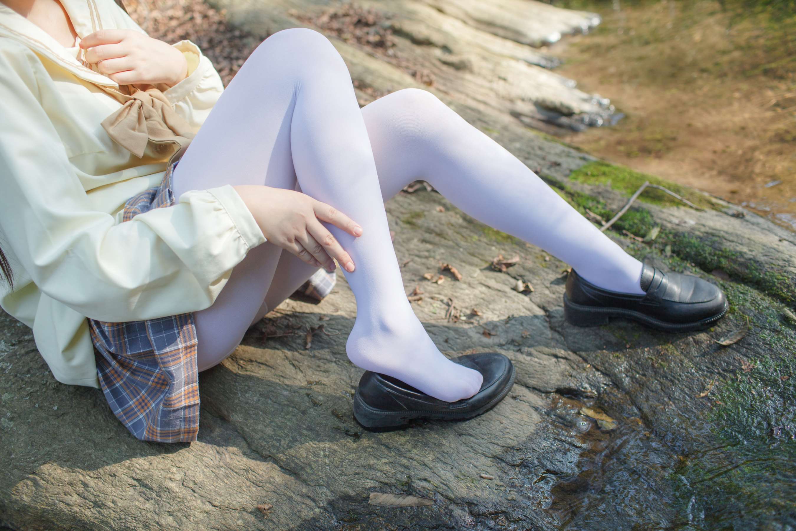 《学姐白丝袜脚》作品图