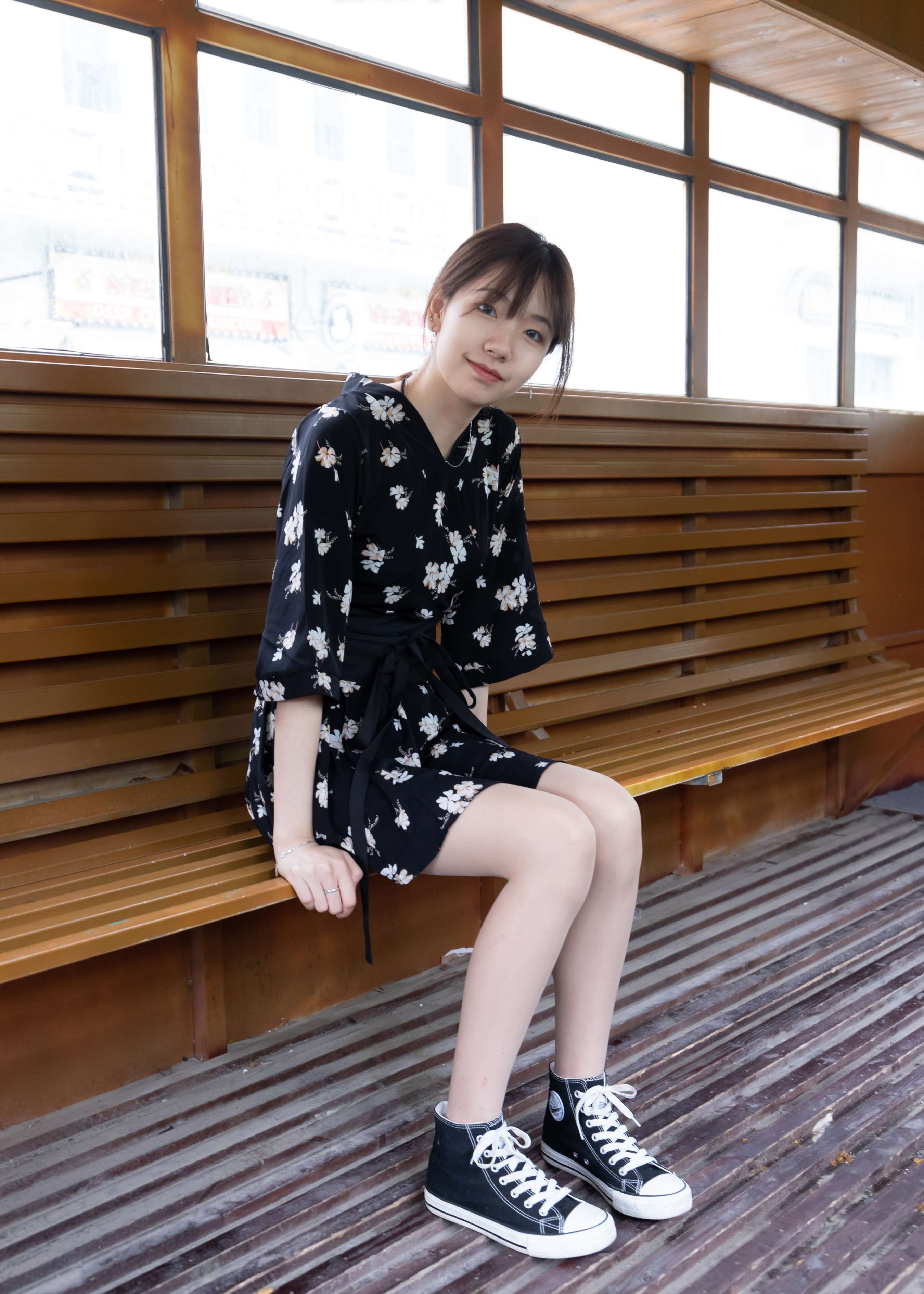 《学妹黑裙高帮帆布鞋の棉袜脚》作品图