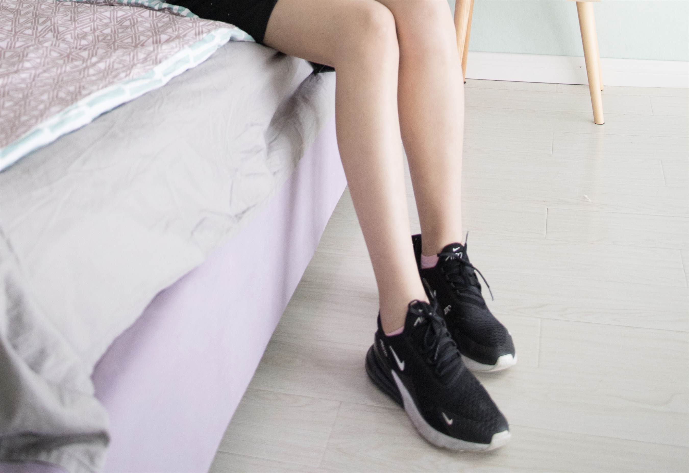 《短发长腿小师妹+视频2个网盘下载》作品图