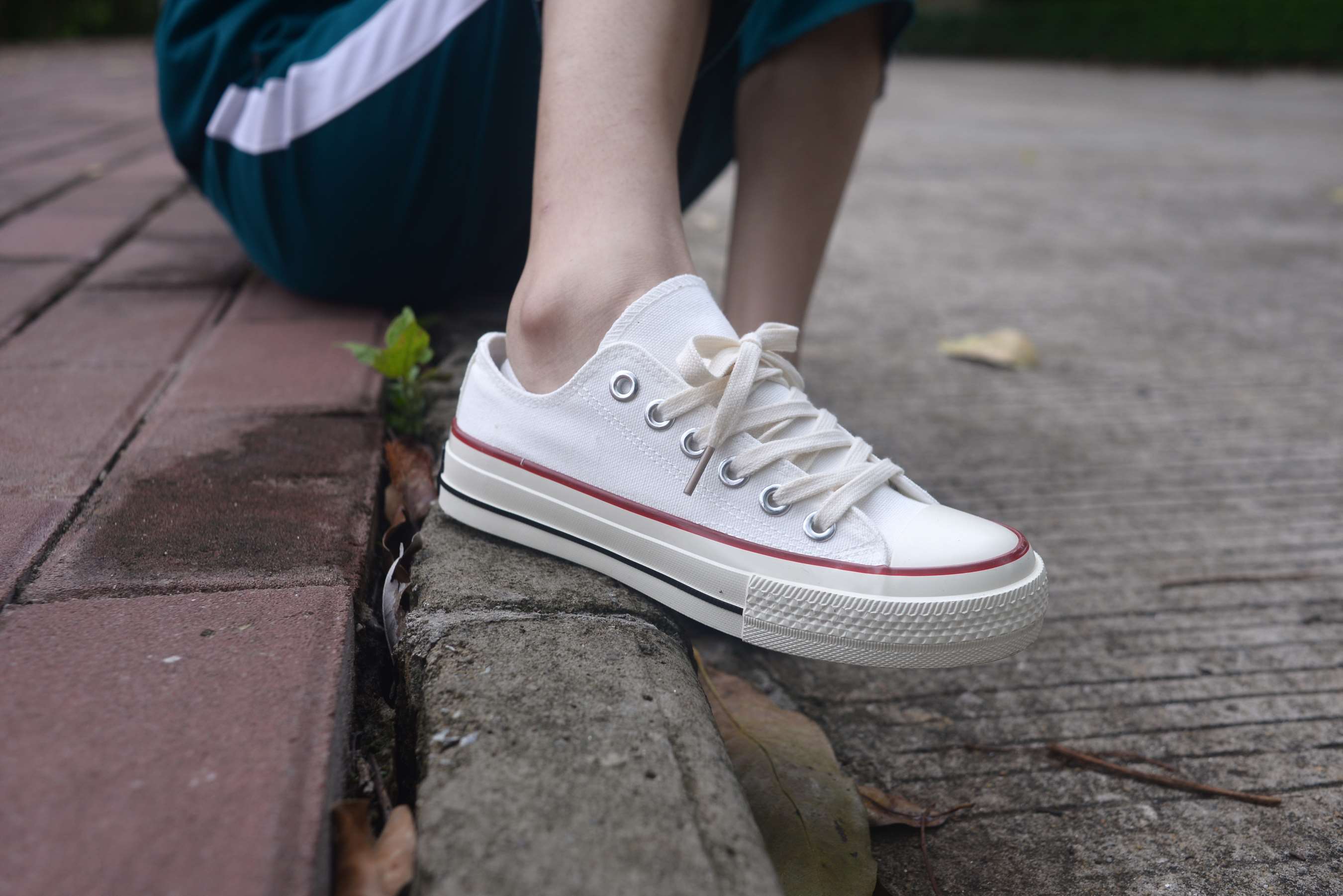 《学妹校服帆布鞋の棉袜脚》作品图