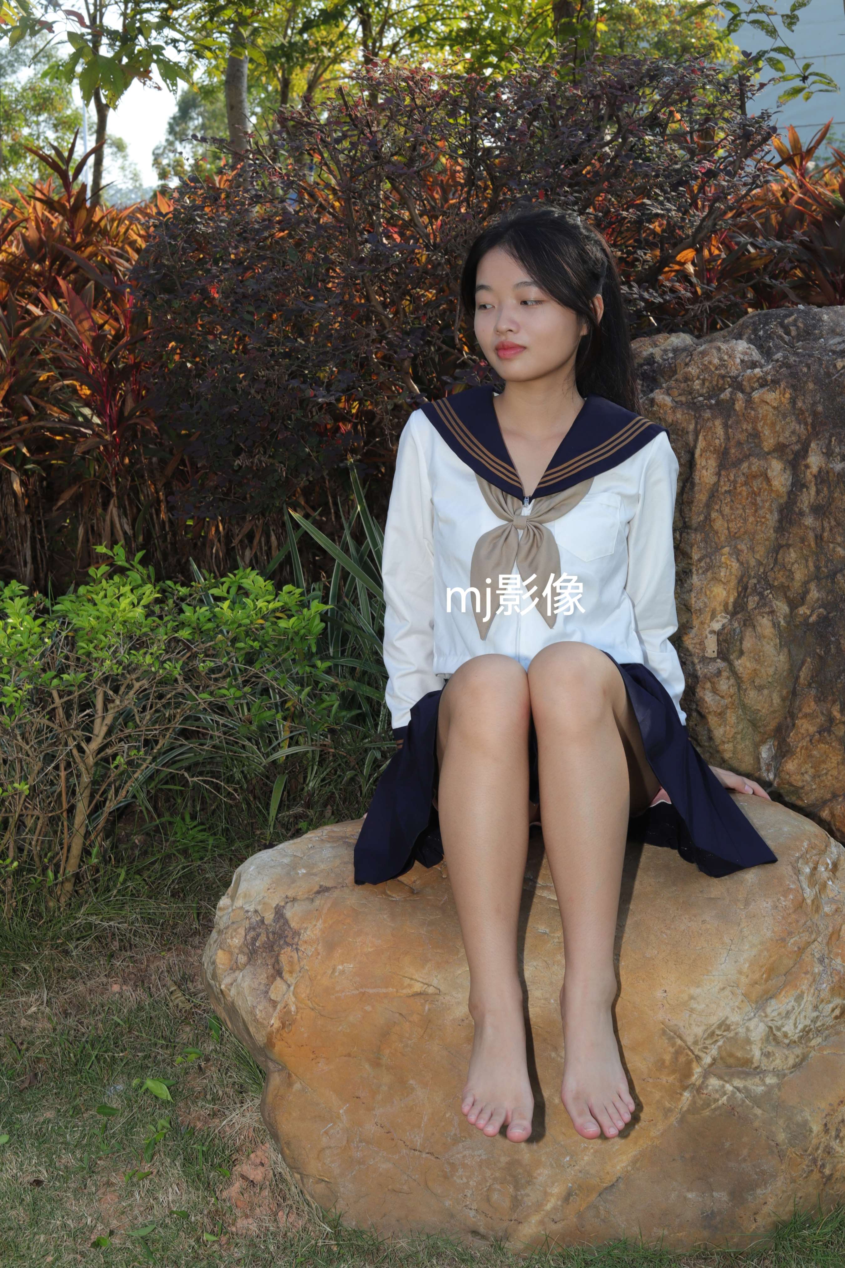 《大学生小然户外展示37码嫩脚》作品图